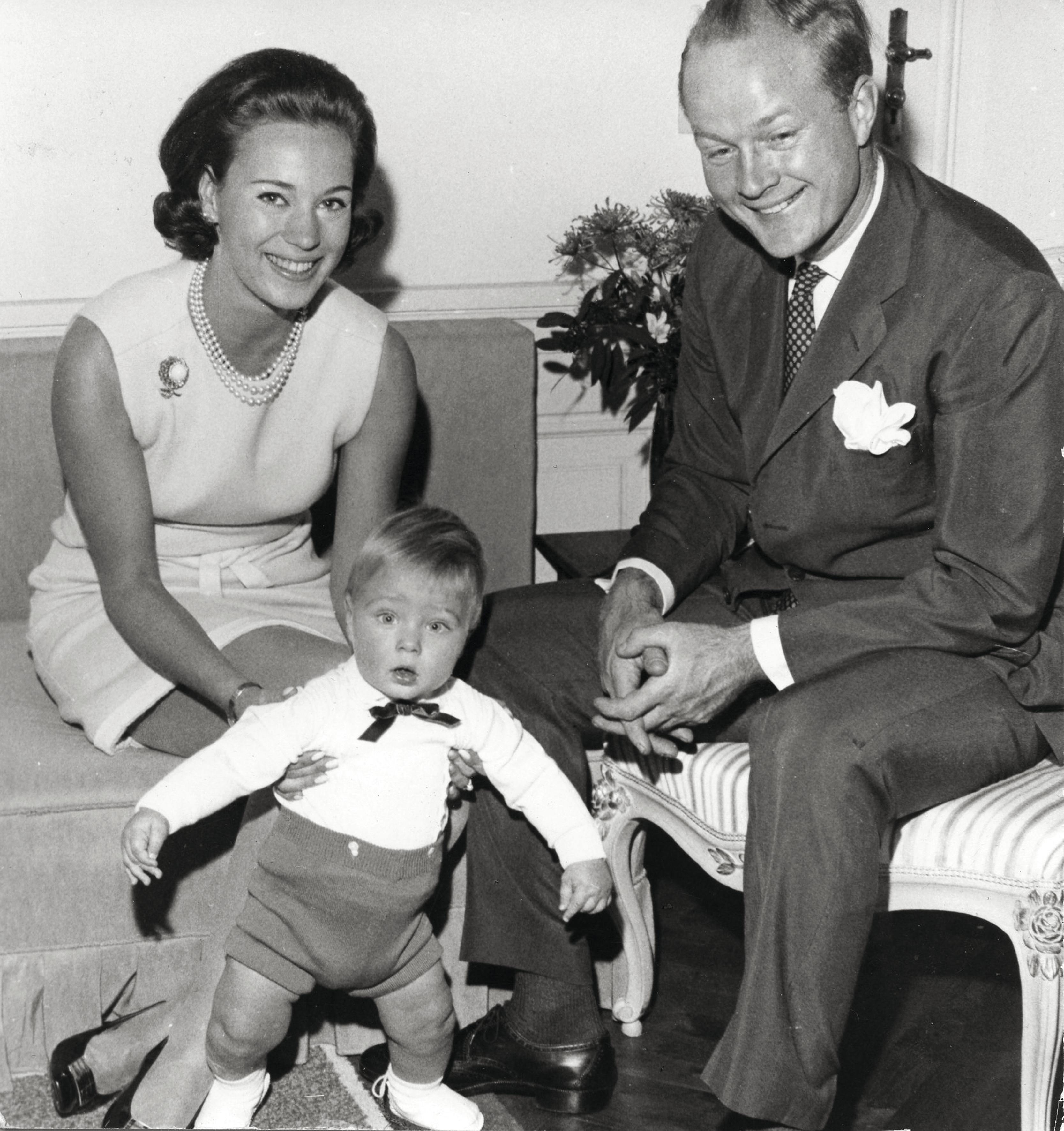En meget ung prins Gustav med sine forældre, prinsesse Benedikte og prins Richard