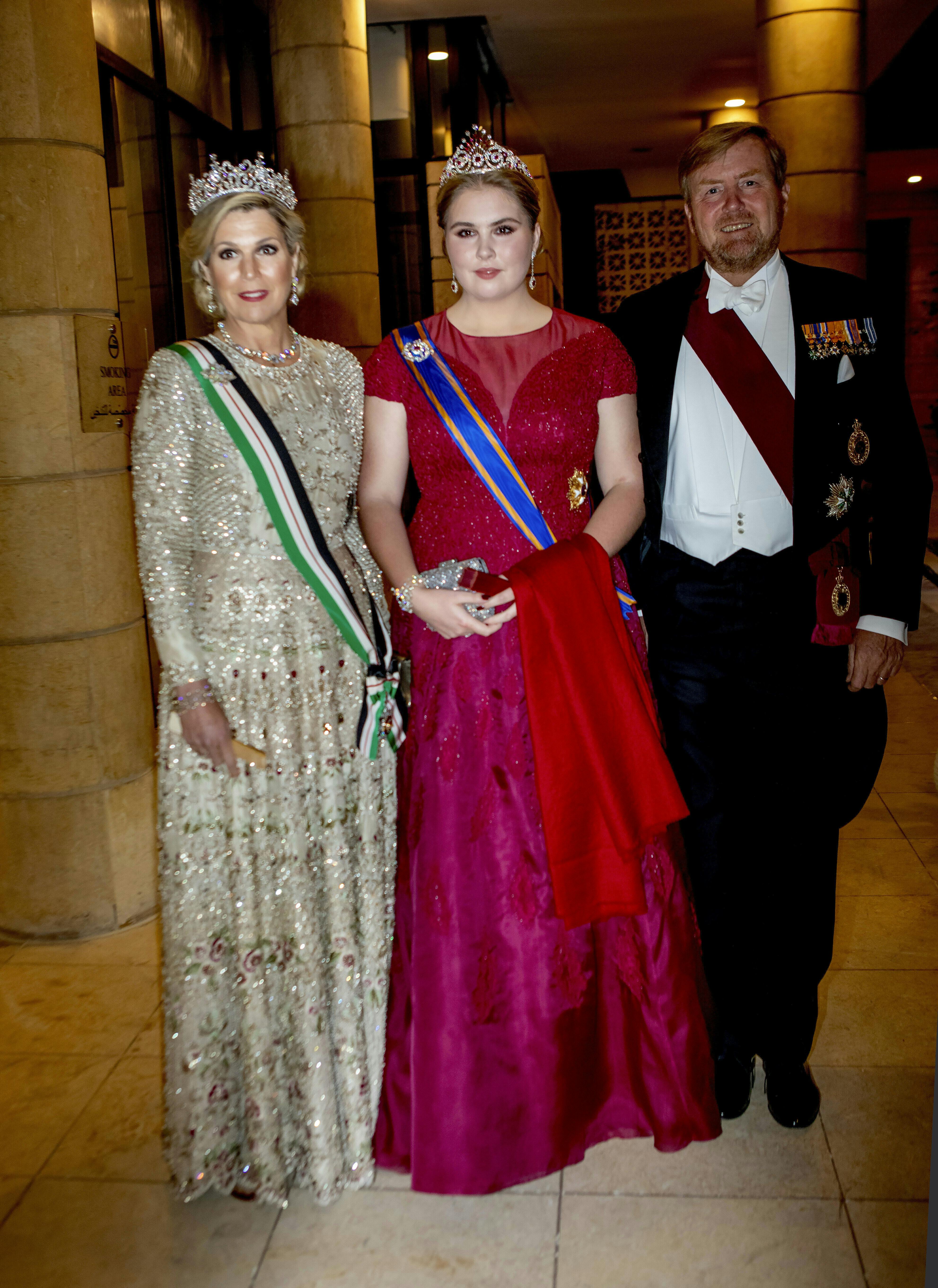 Dronning Maxima og kong Willem-Alexander sammen med prinsesse Amalia i Jordan torsdag aften. For første gang bar prinsesse Amalia en aftenkjole af den kendte hollandske designer&nbsp;Jan Taminiau.
