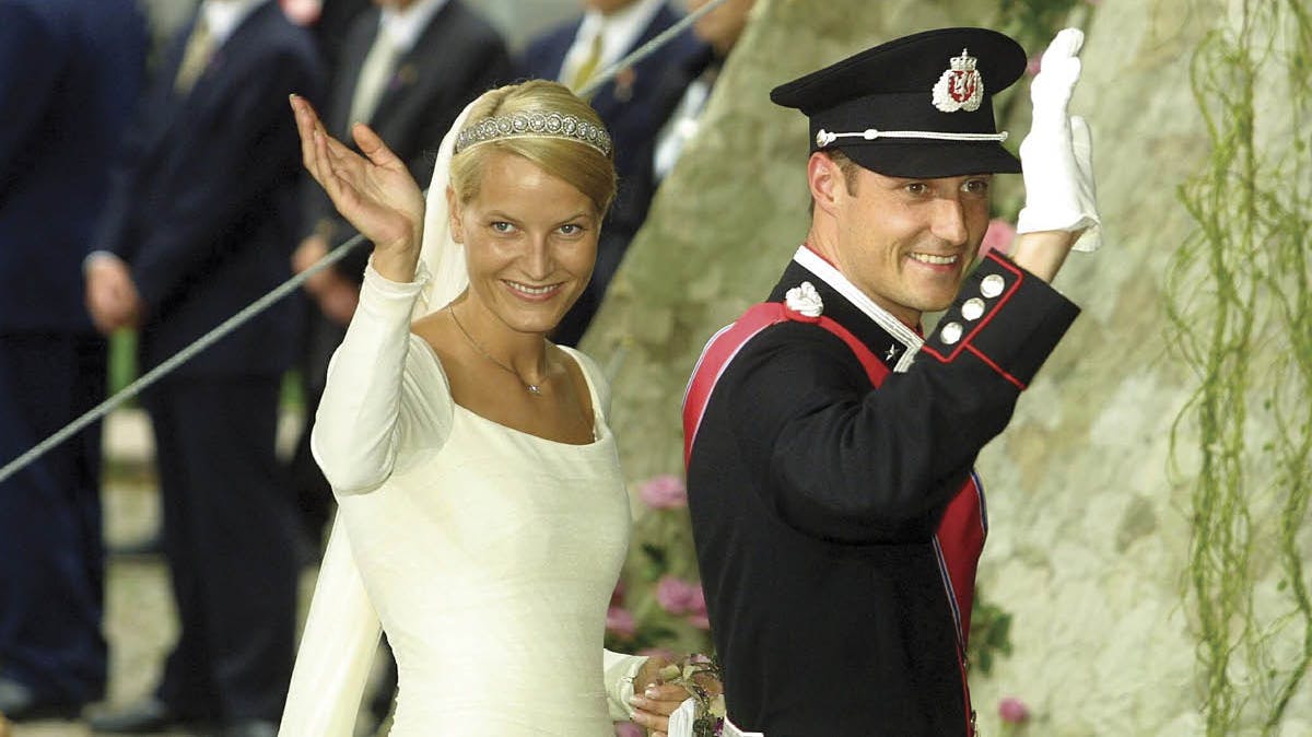 Kronprinsesse Mette-Marit og kronprins Haakon ved brylluppet i 2001.
