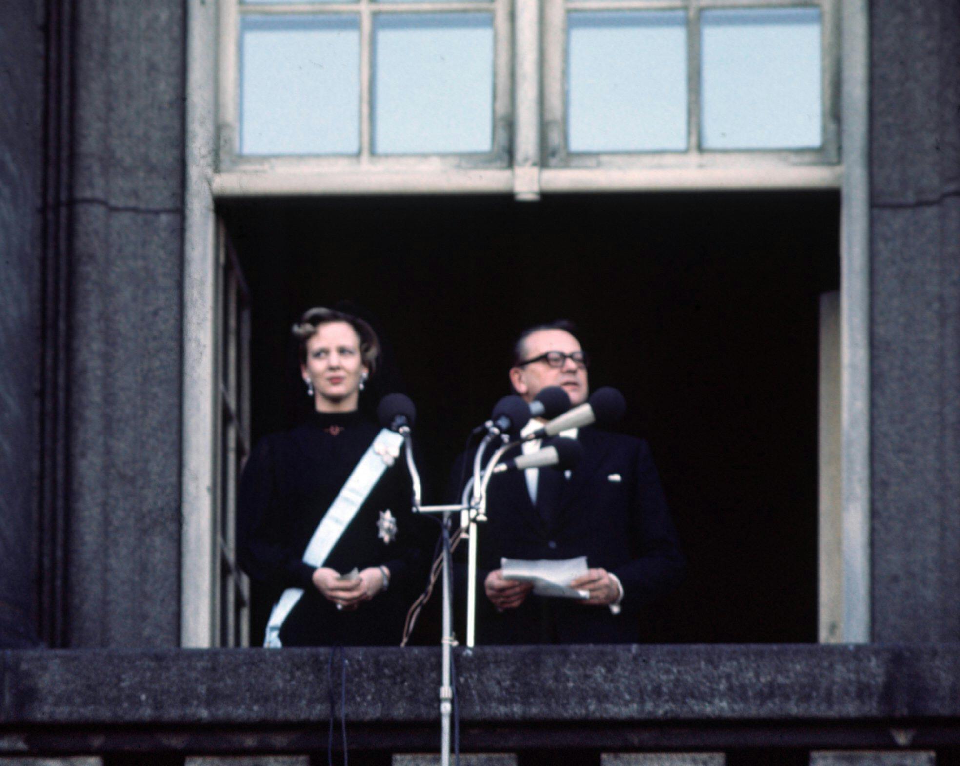 Tronfølgeren Margrethe blev i 1972 udråbt til dronning af statsminister af Jens Otto Krag. 