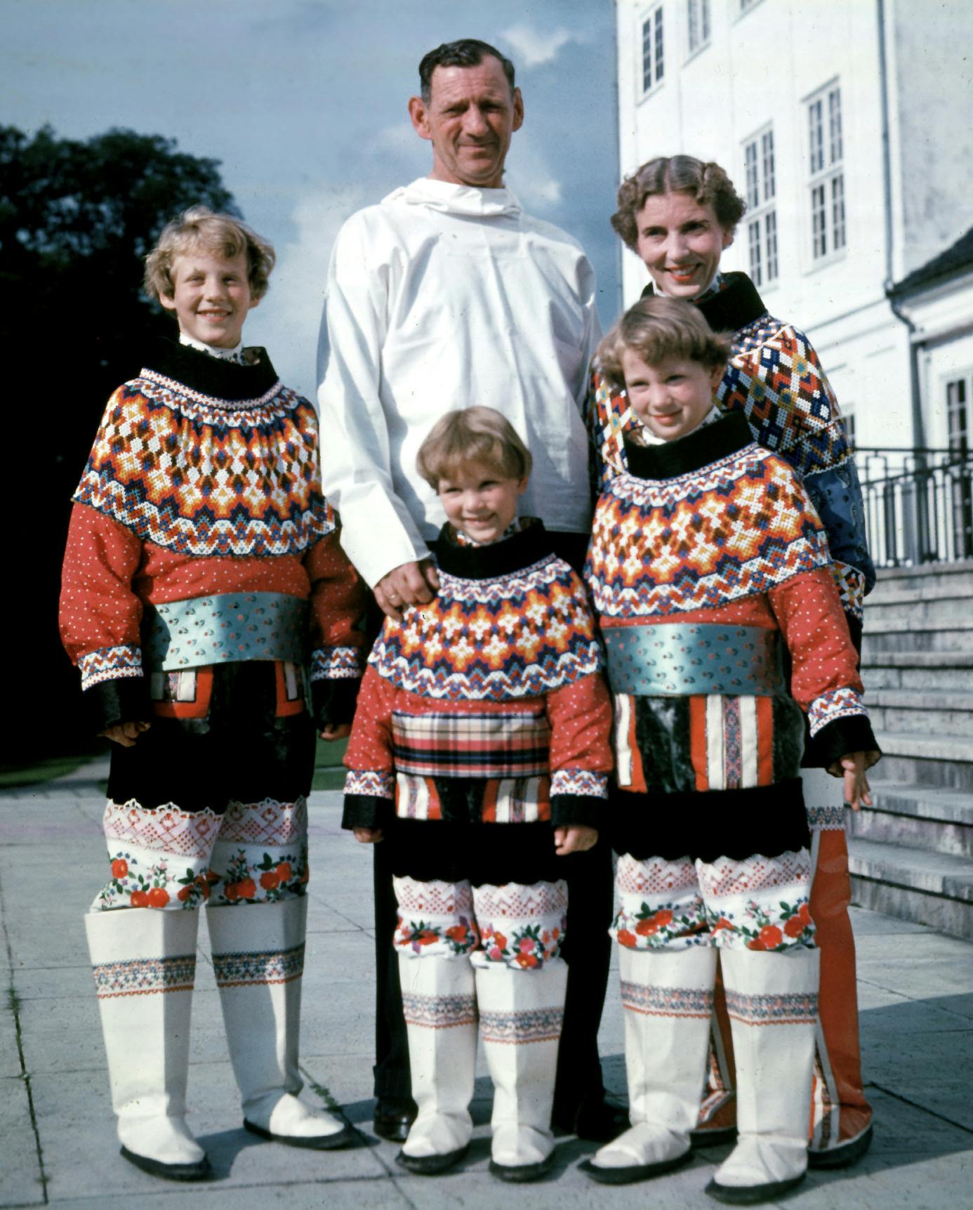Kongefamilien i Grønlandsdragter på Gråsten Slot.