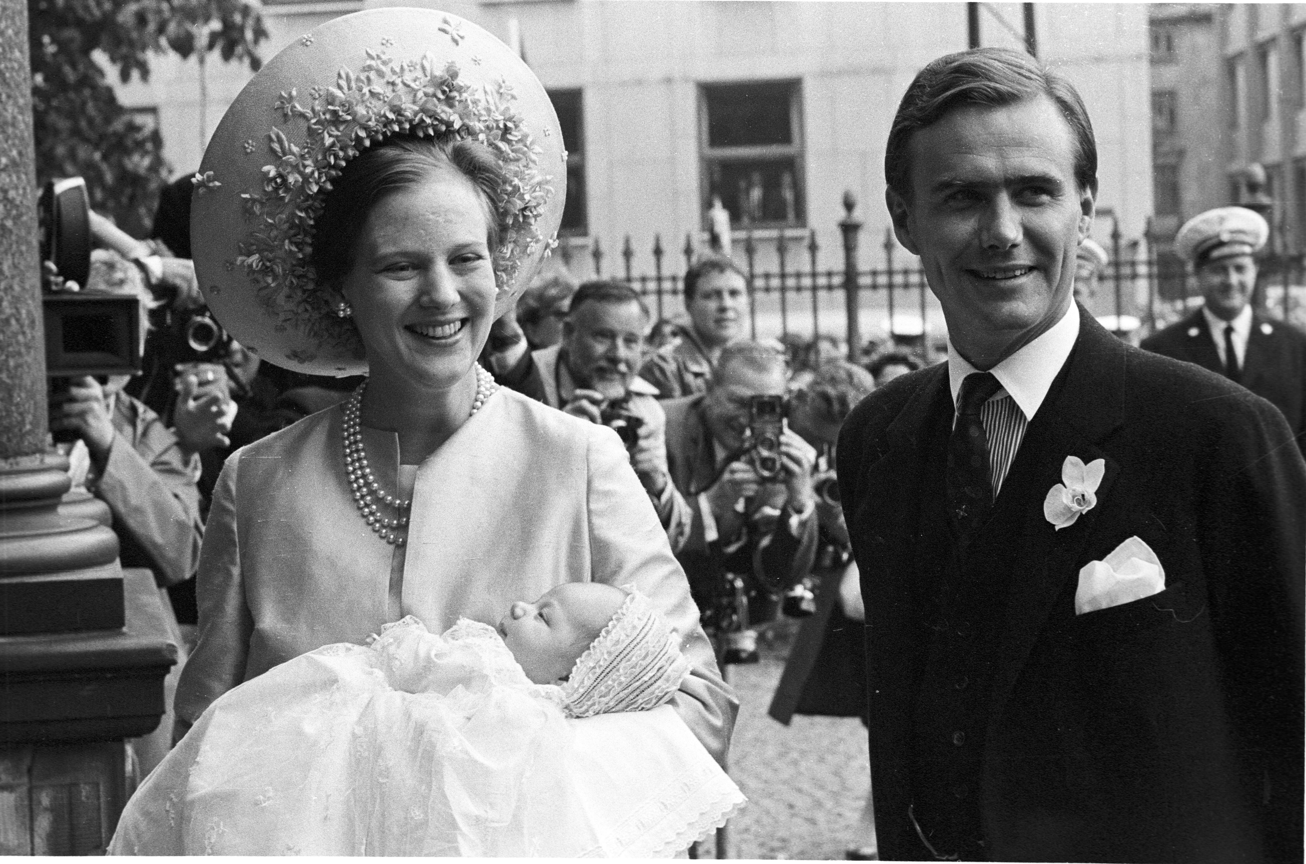 Tronfølgeren Margrethe og prins Henrik ved sønnen prins Frederiks dåb i 1968.&nbsp;
