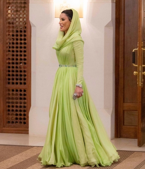 Sheika Moza af Qatar i lysende limegrøn haute couture fra Valentino.
