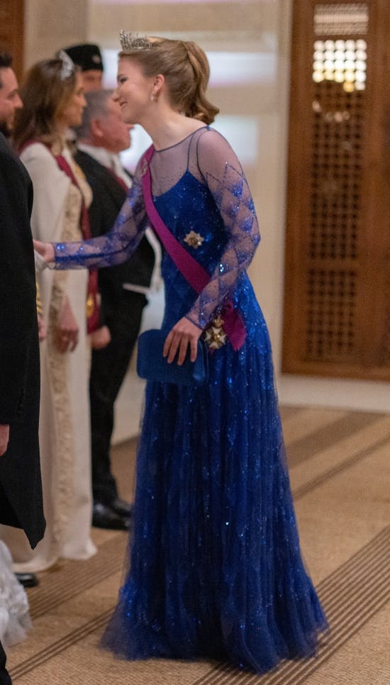 Belgiens tronfølger, prinsesse Elisabeth, i kongeblåt design fra Armani.
