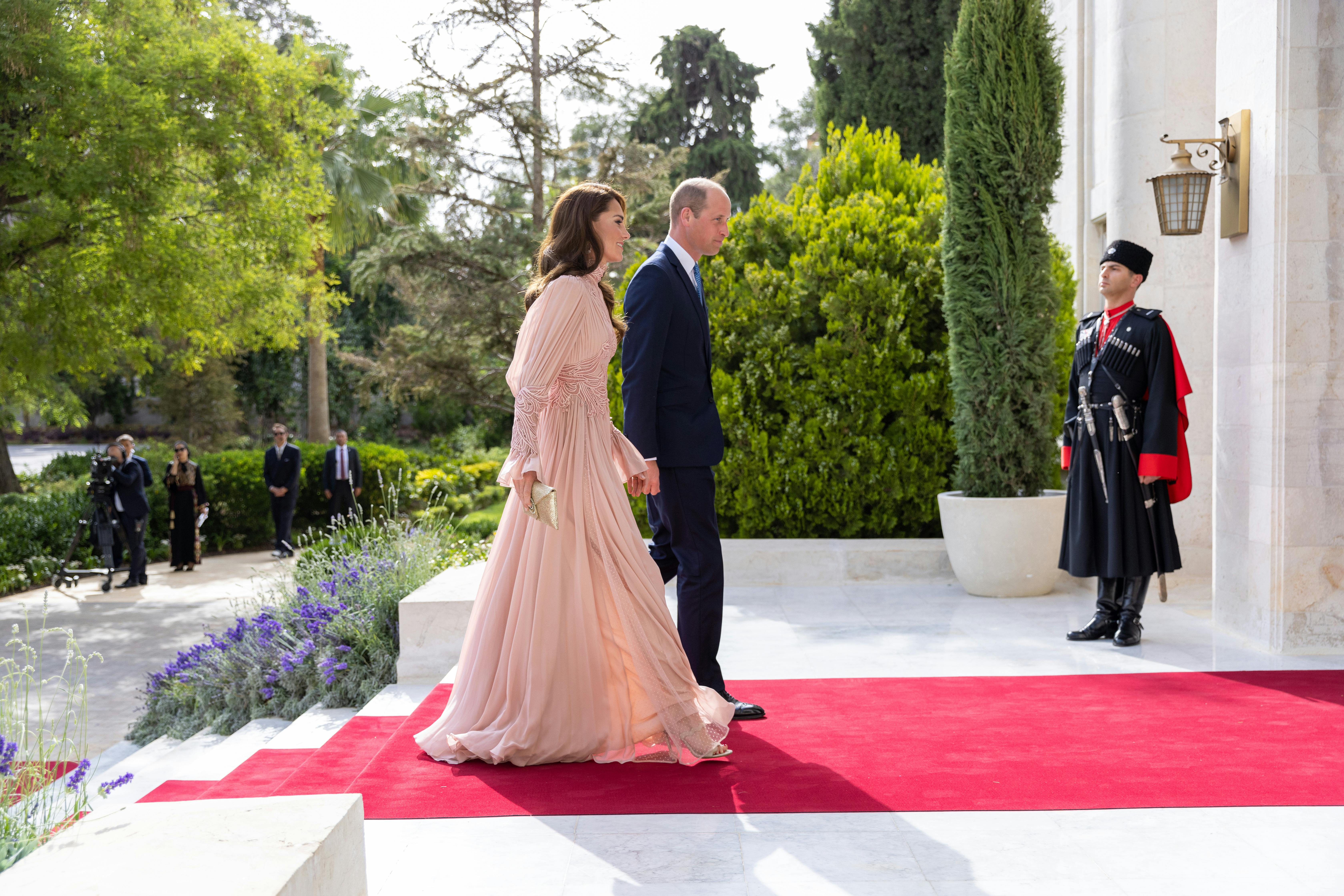 Prinsesse Kate og prins William til brylluppet mellem kronprins Hussein og kronprinsesse Rajwa. Her ses kjolen i fuld figur.&nbsp;
