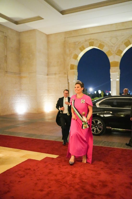 Kronprinsesse Victoria af Sverige ankommer til aftenens bryllupsreception og middag på&nbsp;Al Husseiniya-paladset.&nbsp;
