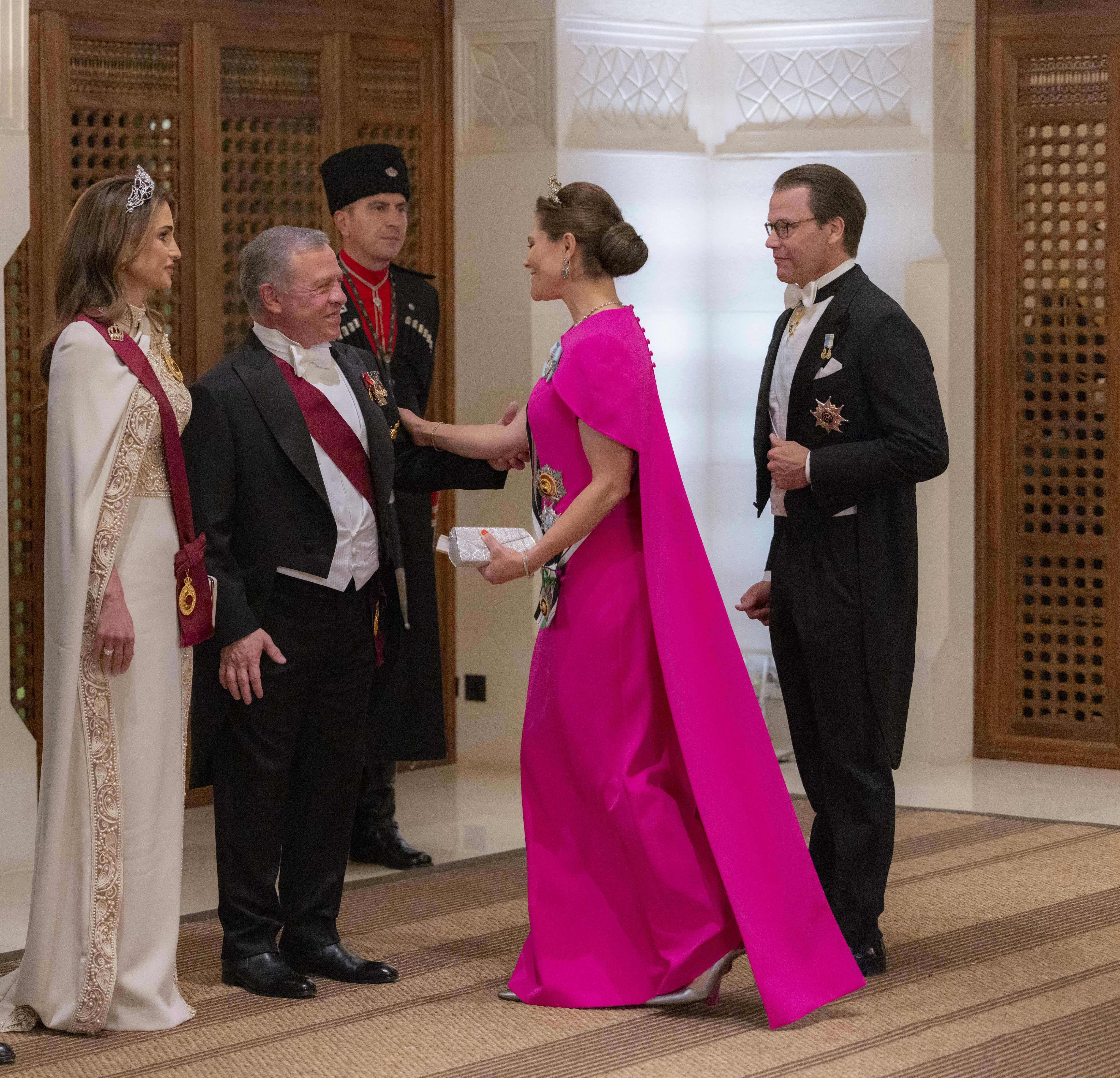 Kronprisesse Victoria og prins Daniel af Sverige hilser på Jordans kong Abdullah 2. og dronning Rania før aftenens bryllupsreception.&nbsp;
