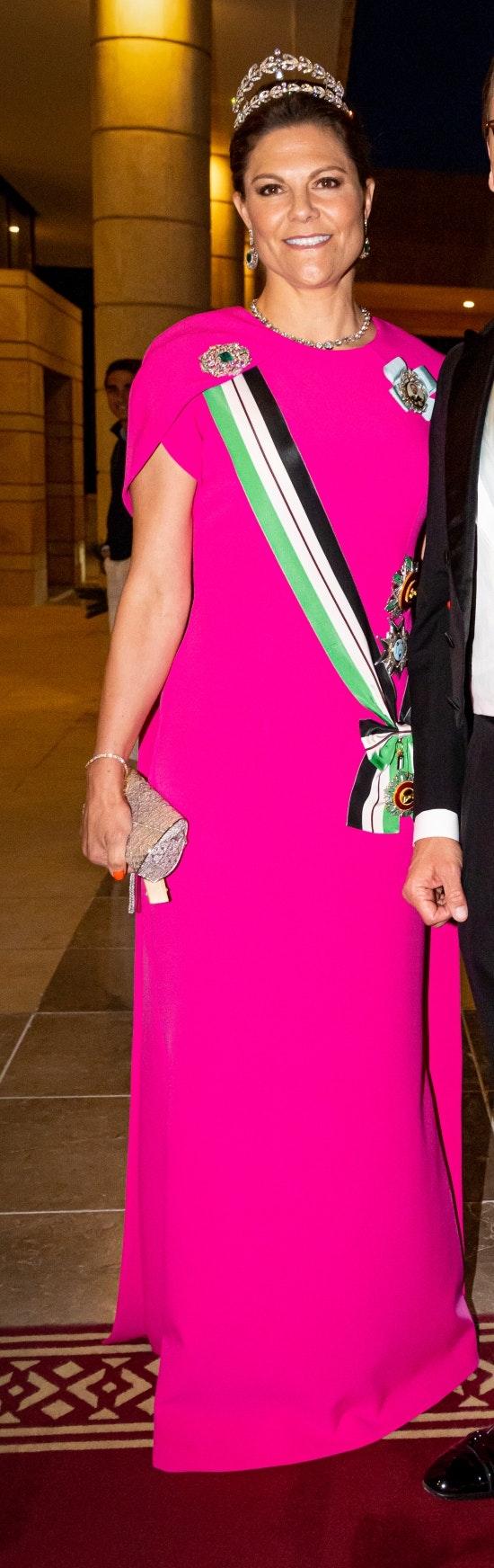Kronprinsesse Victoria i en fuchsiafarvet kjole med cape af Safiyaa.&nbsp;

