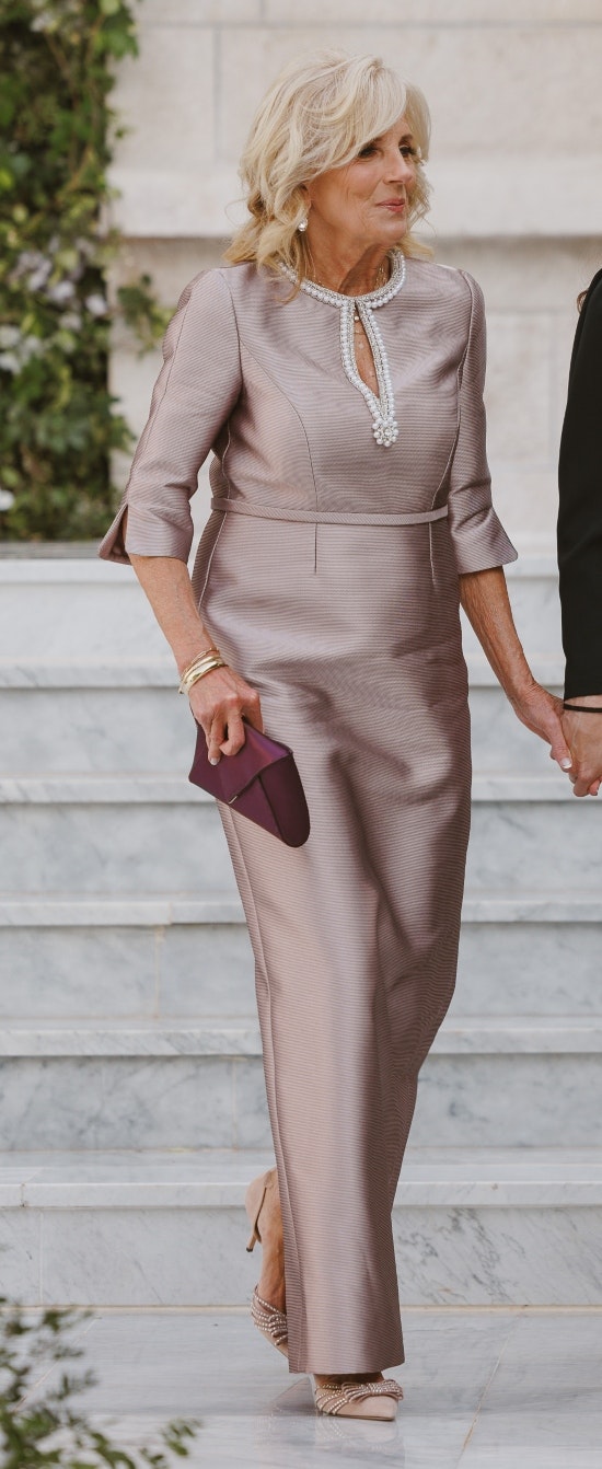 USA's førstedame Jill Biden i en skinnende kjole prydet med perler i udskæringen, kreeret af Reem Acra.&nbsp;
