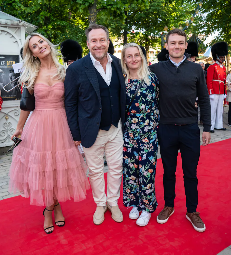 Se det dejlige familiebillede: Adam Price omgivet af sine piger til ...
