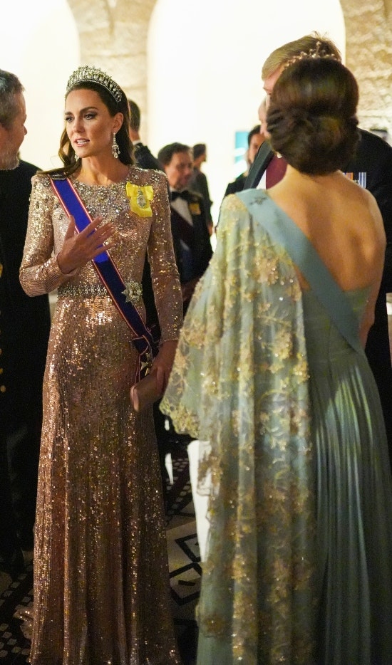 Prinsesse Catherine i et glitrende look fra Jenny Packham, i forgrunden ses kronprinsesse Mary i lige så glamourøs stil.&nbsp;
