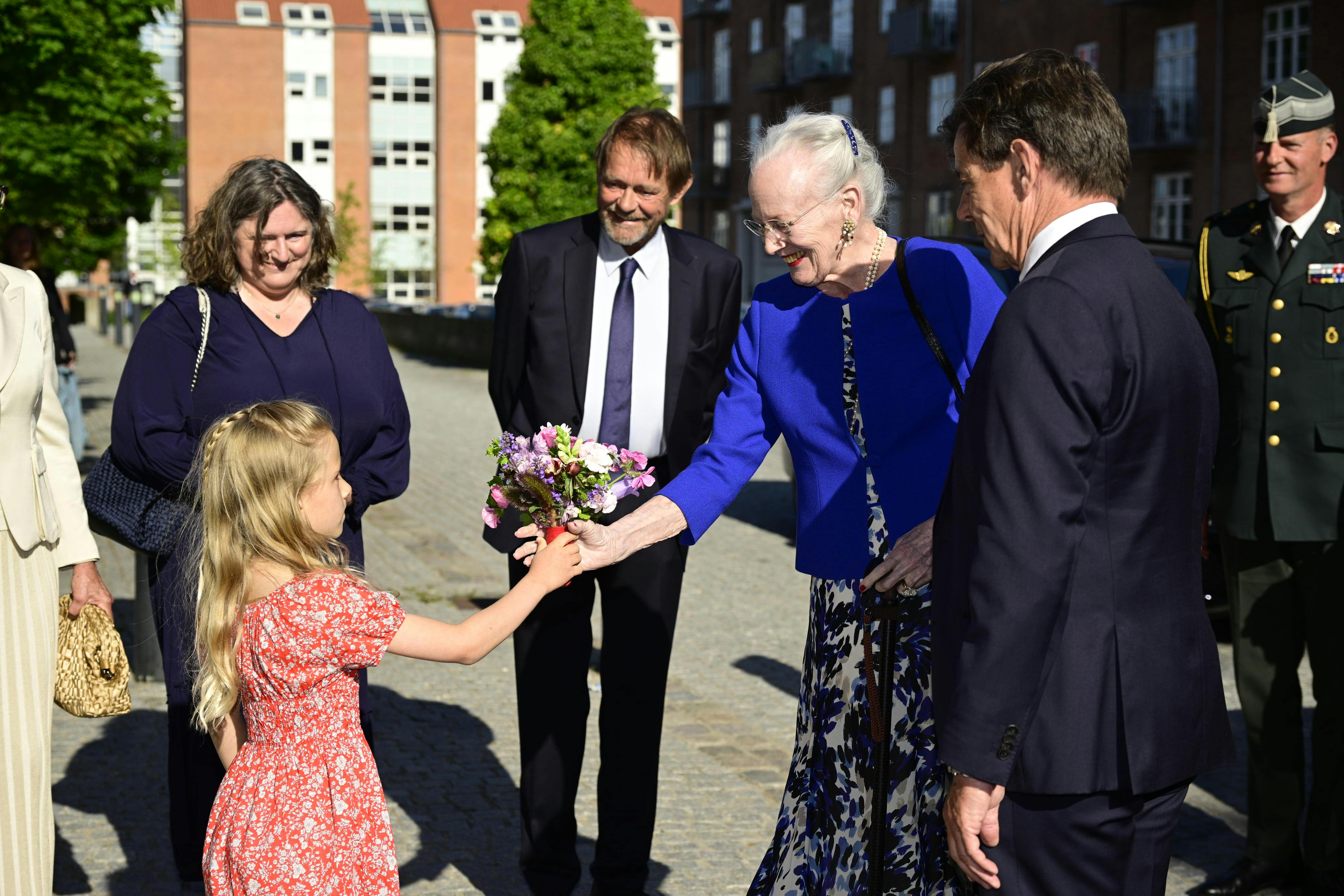 Dronning Margrethe modtog blomster fra lille Eleanor.
