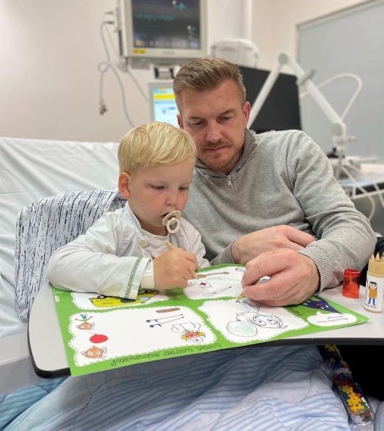 Konrad med farmand på hospitalet.