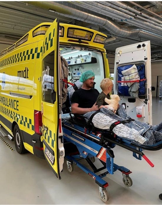 Martin og Konrad på vej til hospitalet.