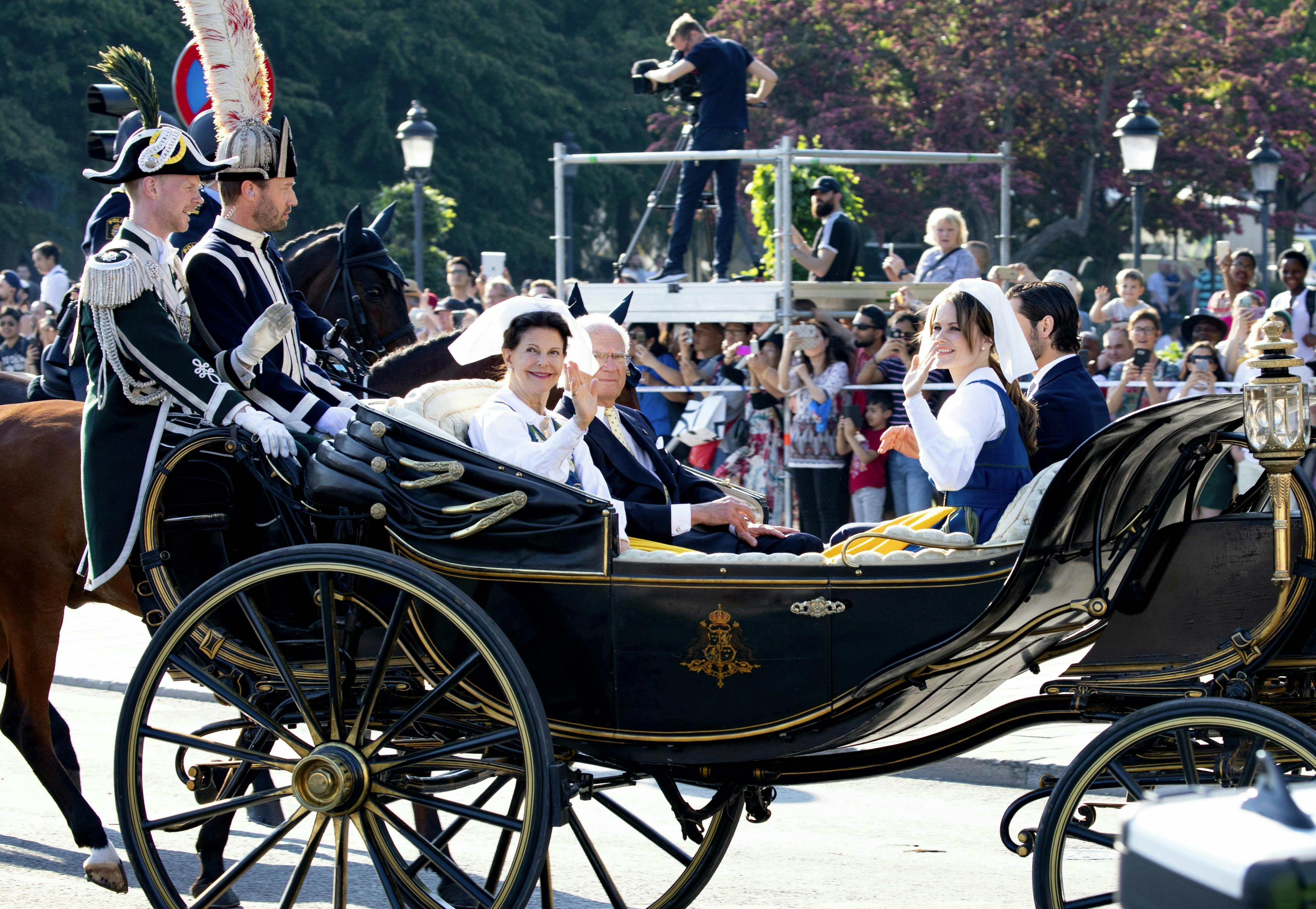 Prinsesse Sofia og prins Carl Philip har ved flere naionaldagsfejringer siddet i vogn med dronning Silvia og kong Carl Gustav. Her tilbage i 2019.