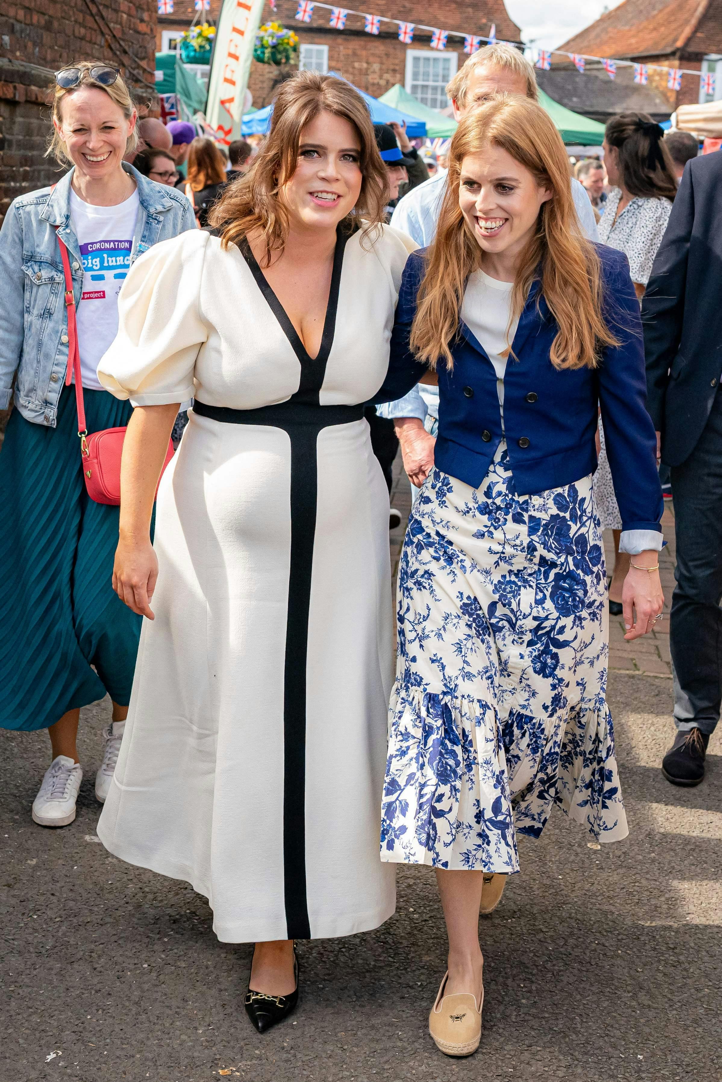 Prinsesse Eugenie og prinsesse Beatrice dagen efter kong Charles' kroning i maj. 