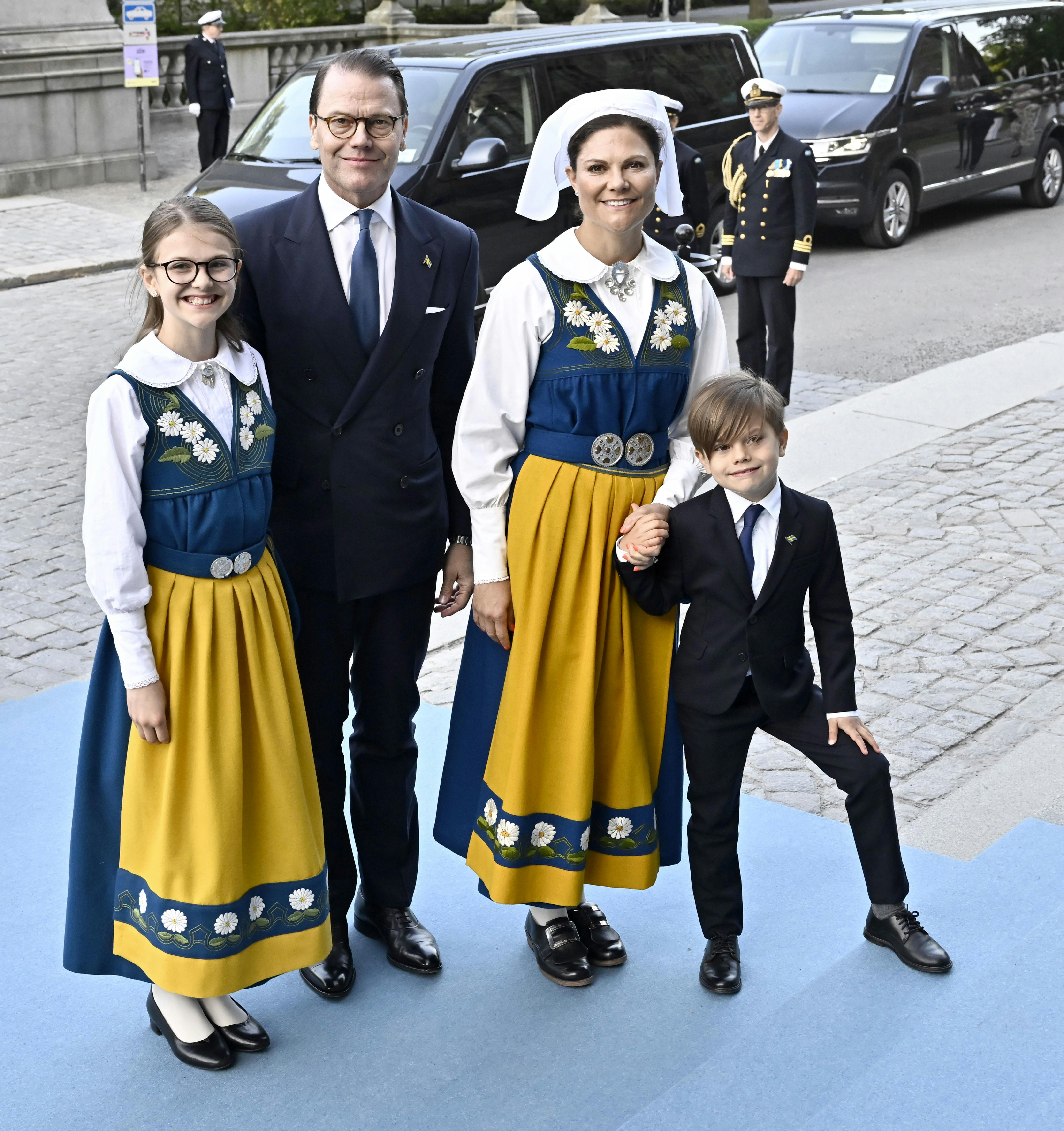 Kronprinsesse Victoria og prins Daniel ankommer til Nordiska Museet med deres to børn, prinsesse Estelle og prins Oscar.
