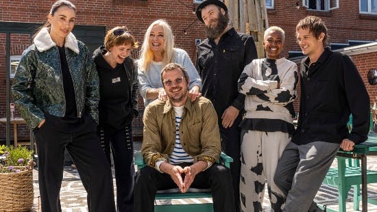 Fra venstre til højre: Medina, Dopha, Anne Linnet, Peter Sommer, Thomas Alstrup, Mekdes og Simon Alstrup er med i ”Toppen af poppen”.