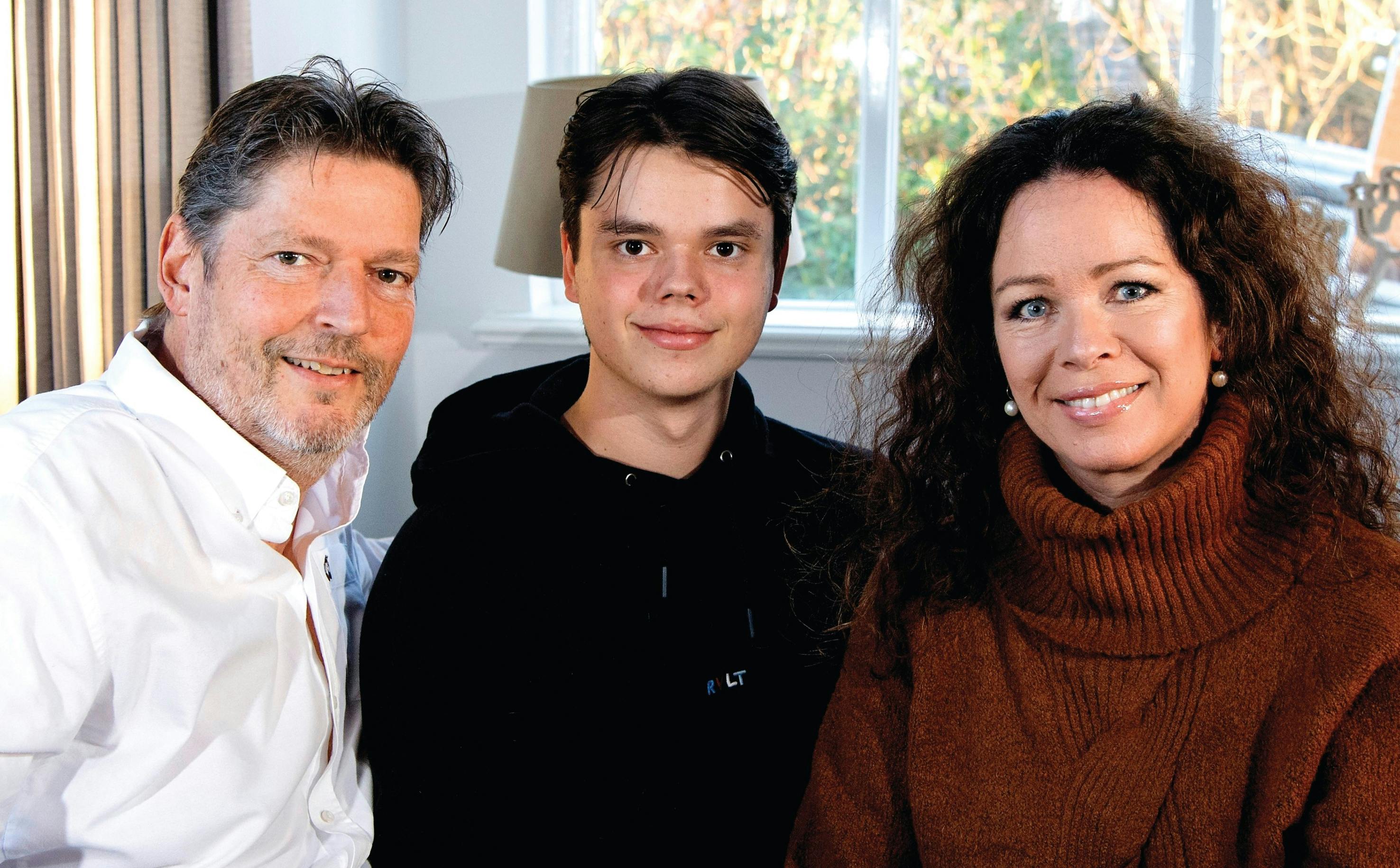 Christian Elhauge sammen med far Mogens og mor Tina.