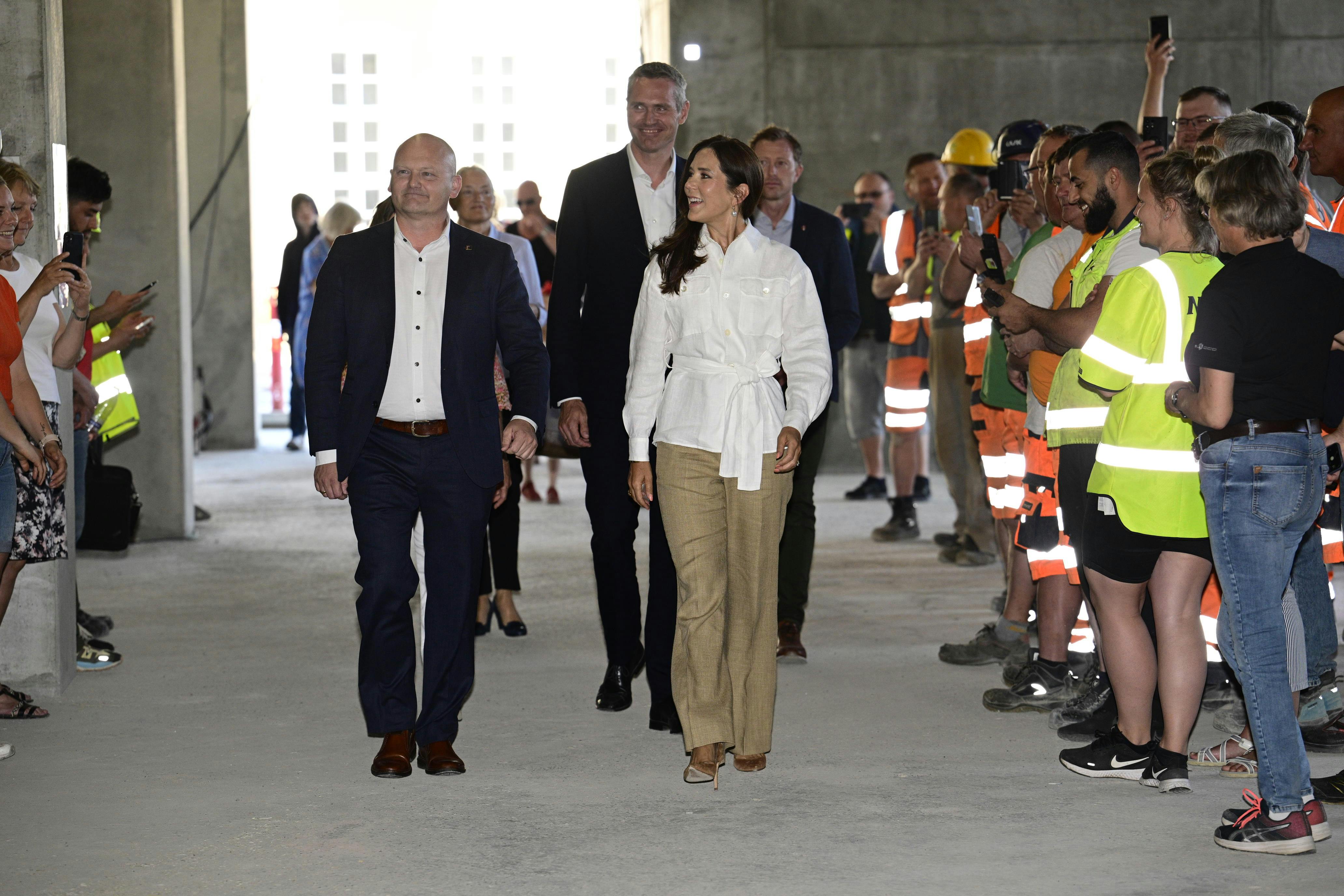 Flere hundrede var mødt op til rejsegilde, men kronprinsesse Mary, der har lagt navn til det nye hospital, var dagens hovedperson. 