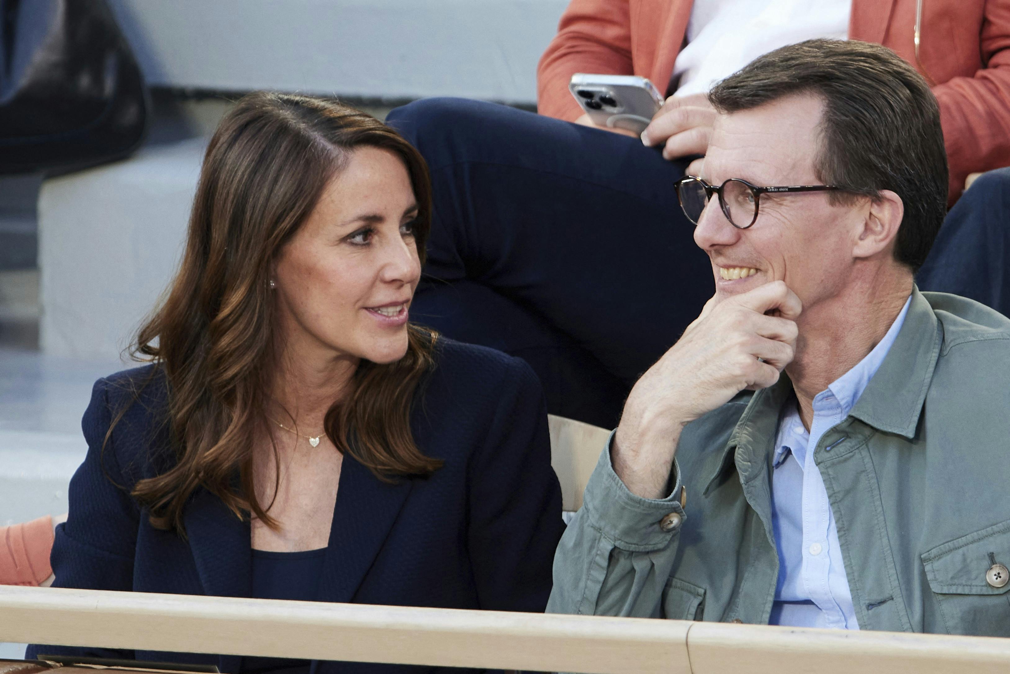 Prinsesse Marie og prins Joachim på tribunen til tenniskampen. 