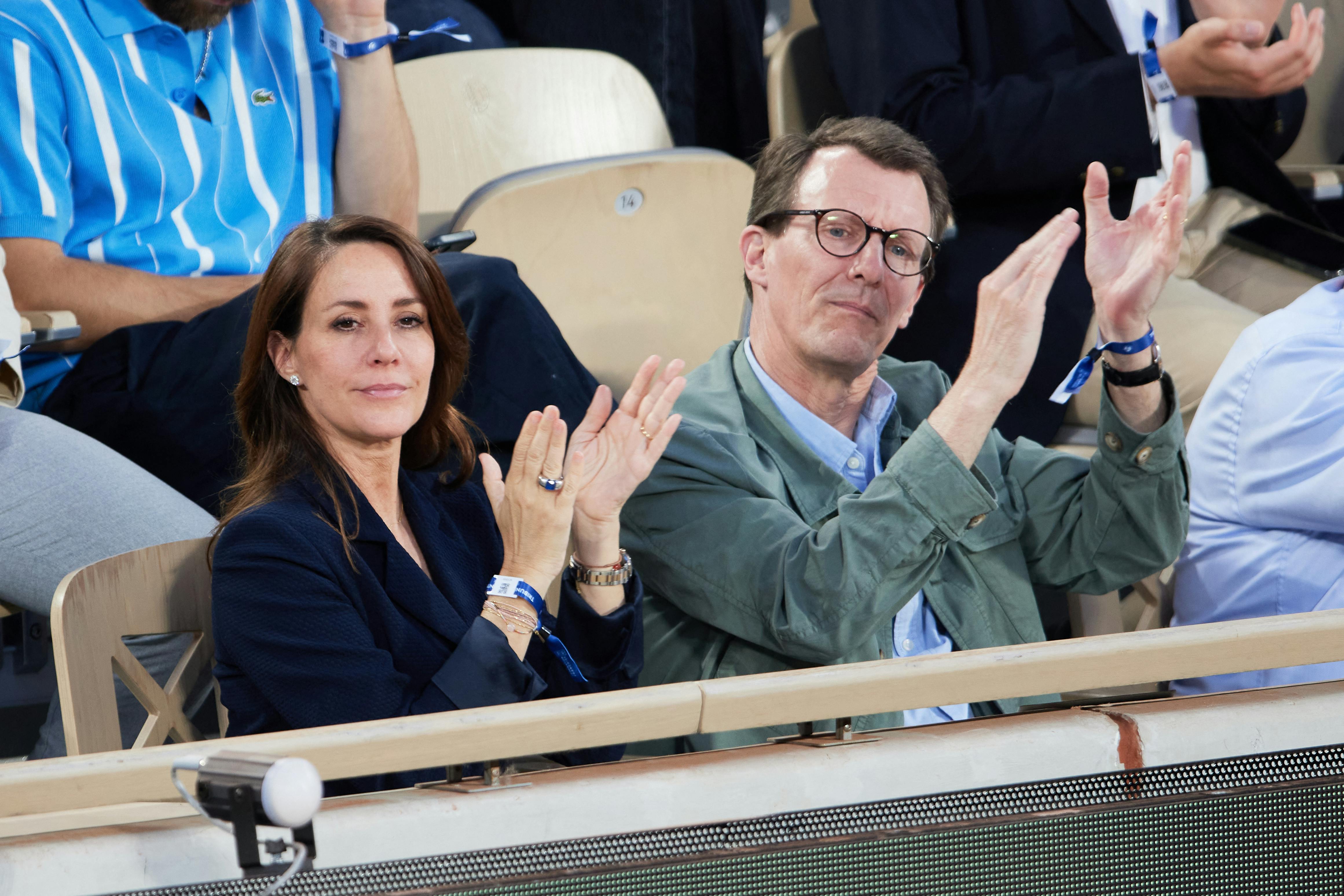 Prinsesse Marie og prins Joachim på tribunen til tenniskampen.&nbsp;
