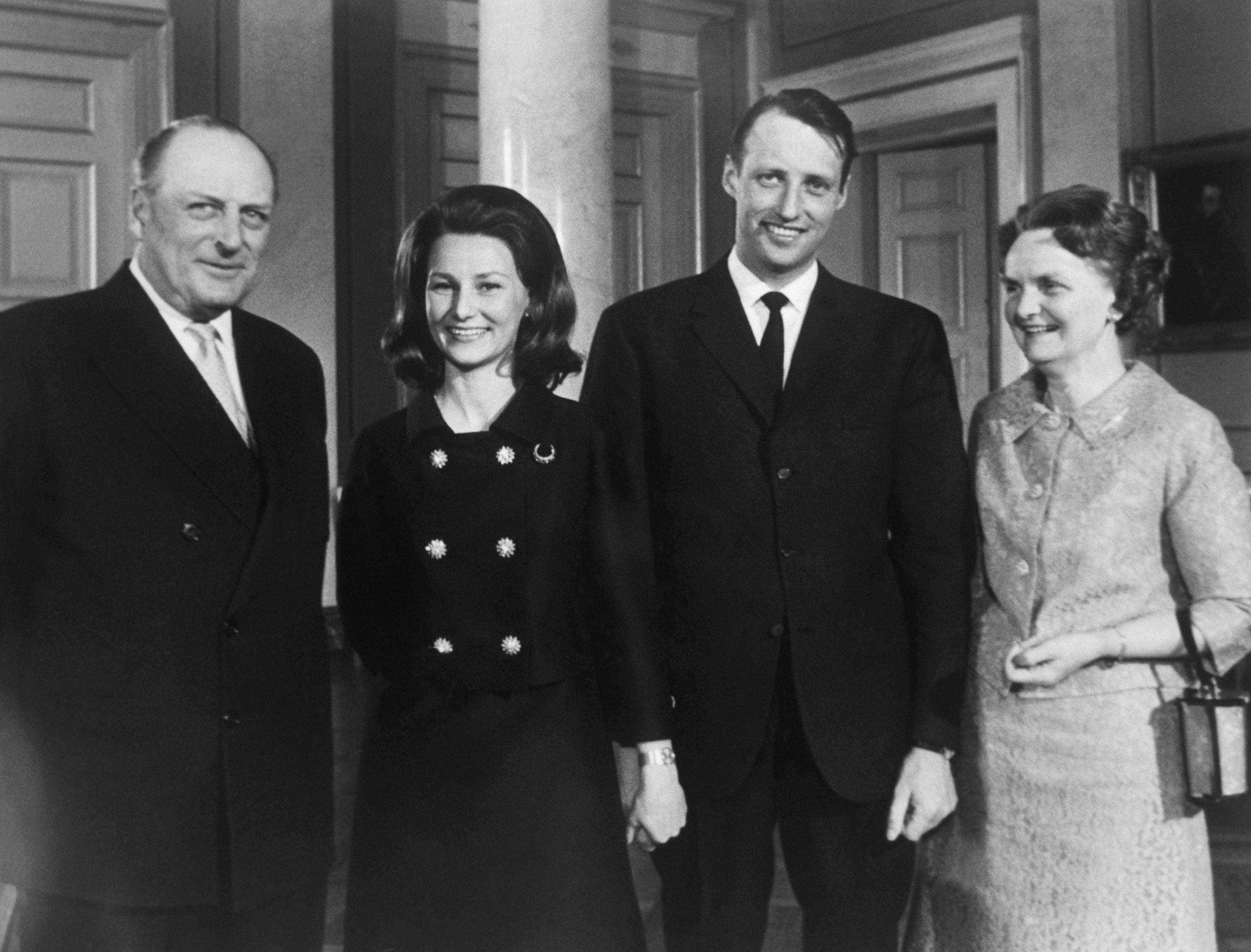 Kong Olav, Sonja Haraldsen, kronprins Harald og Dagny Haraldsen i 1968.&nbsp;
