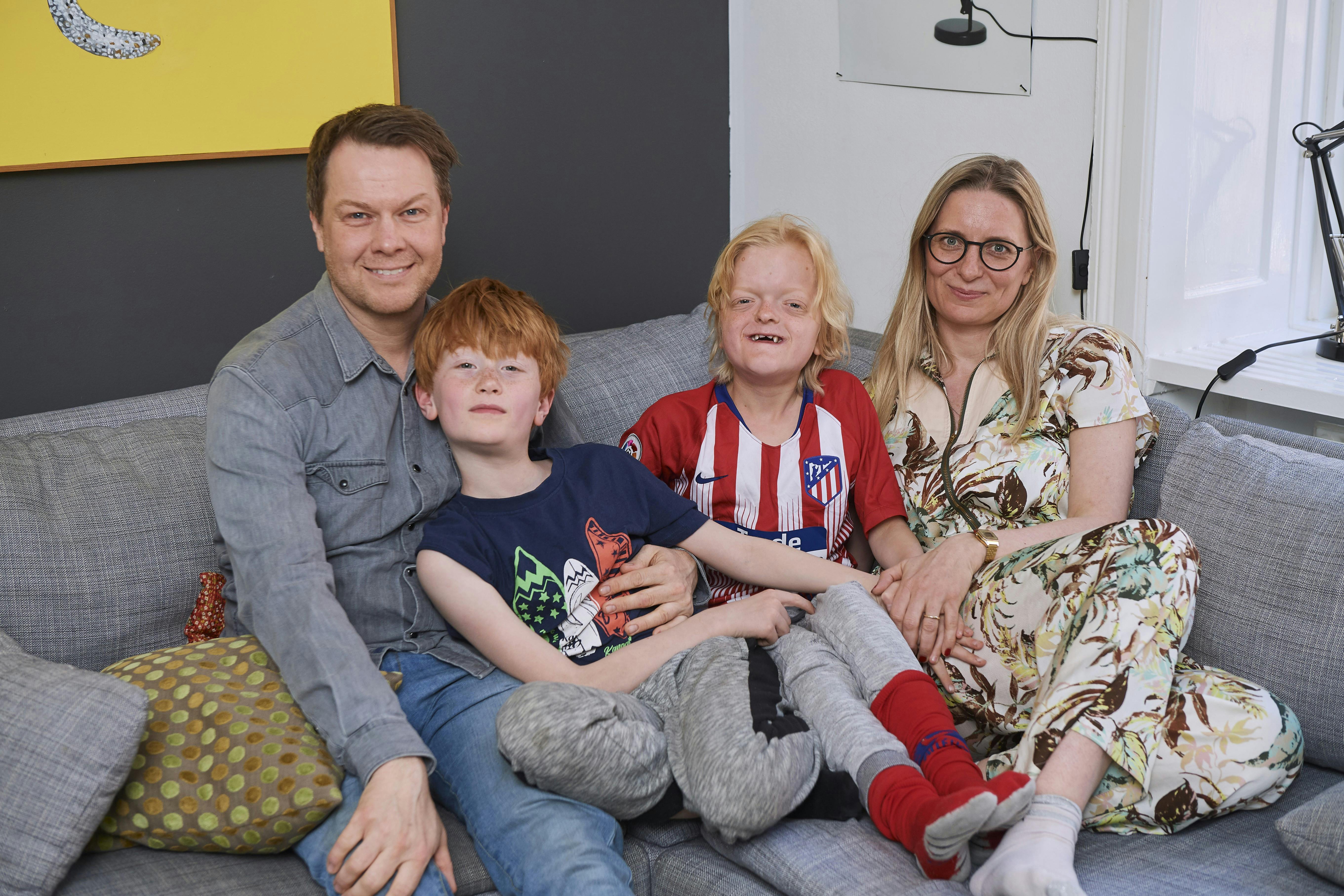 Bastian sammen med sine forældre, Metta og Peter, samt lillebror Lasse i 2019. Billedet er taget før Bastians store operation.&nbsp;
