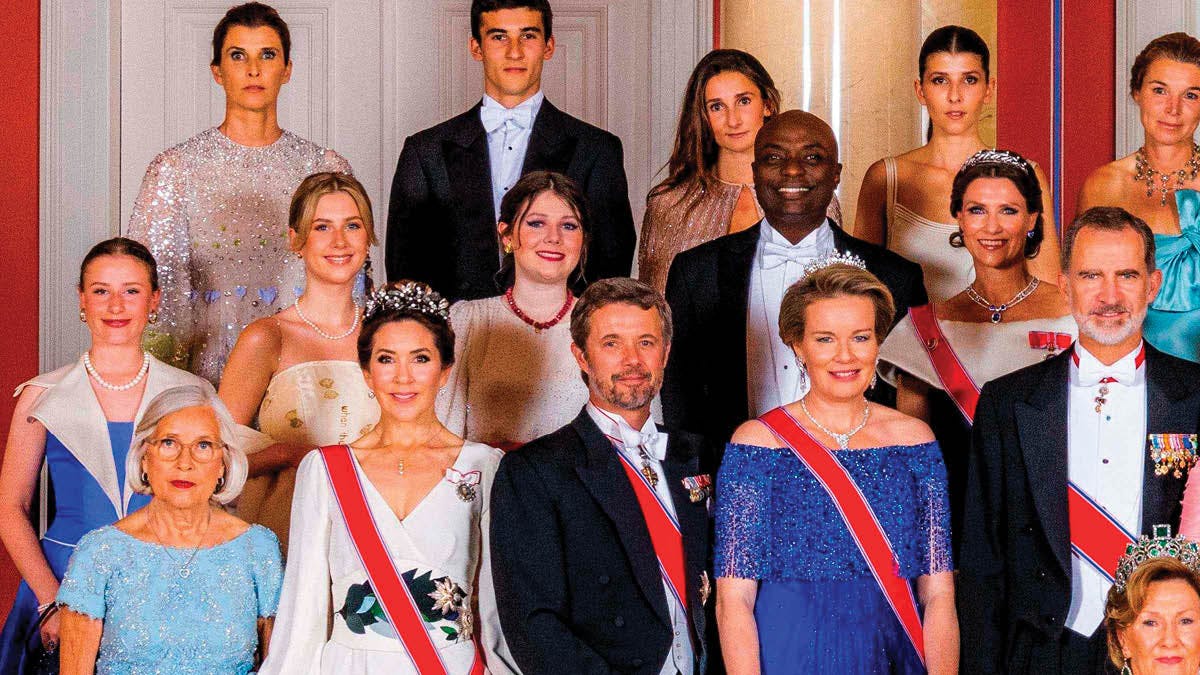 På mellemste række står prinsesse Märtha Louise og hendes familie. Fra venstre døtrene Emma Tallulah, Leah Isadora og Maud Angelica. Så kommer prinsessens forlovede, Durek Verrett, og til slut Märtha Louise selv. 