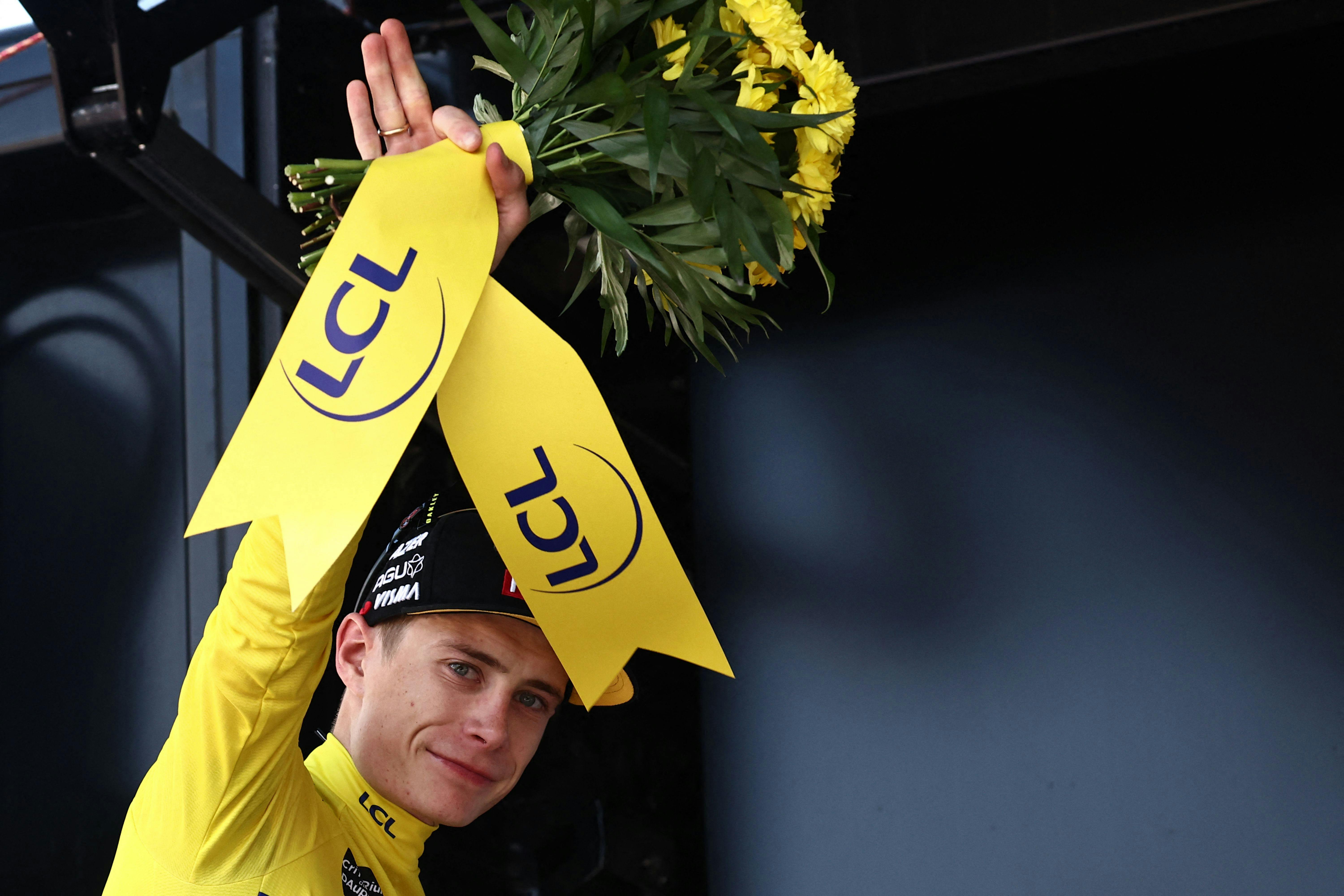 Vielsesringen kan ses på Jonas Vingegaards højre ringfinger. 