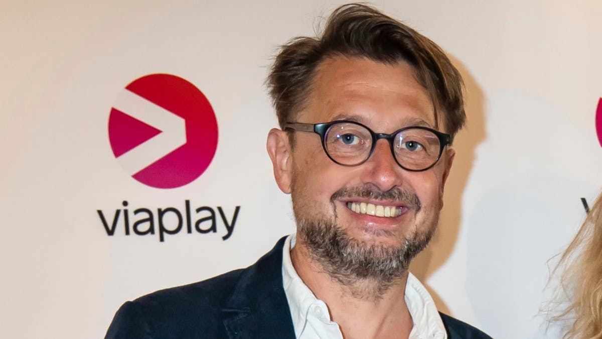 Se billedet: Politisk kommentator Noa Redington på rød løber med sin ...