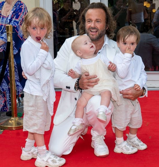 Dennis Knudsen med sine tre børn, Lucas, Aura og Noah.