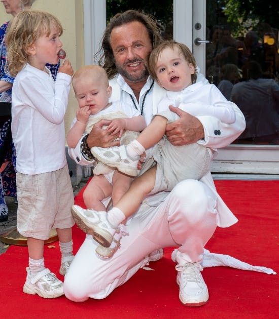 Dennis Knudsen med sine tre børn.