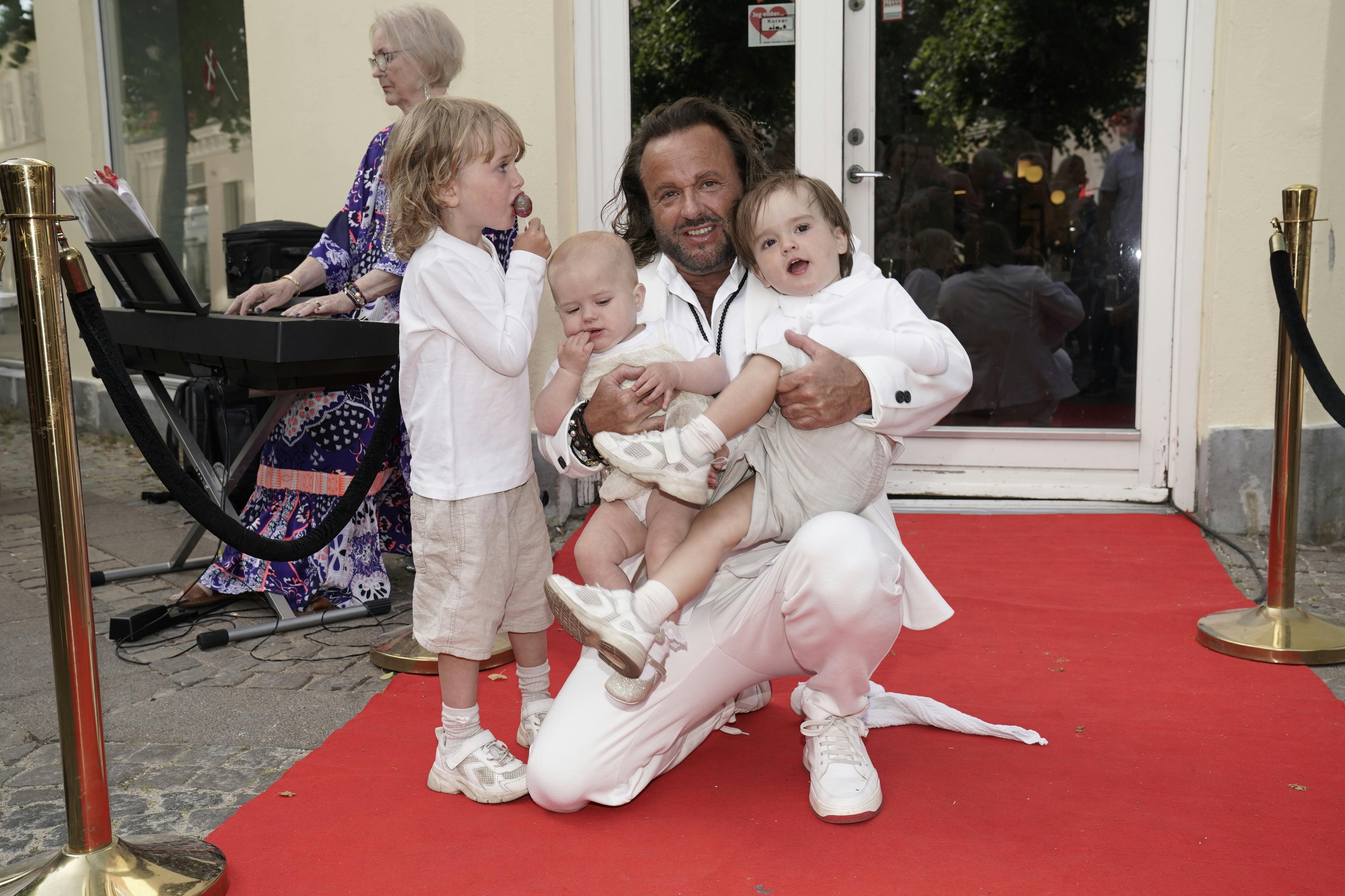 Dennis Knudsen med sine børn. 