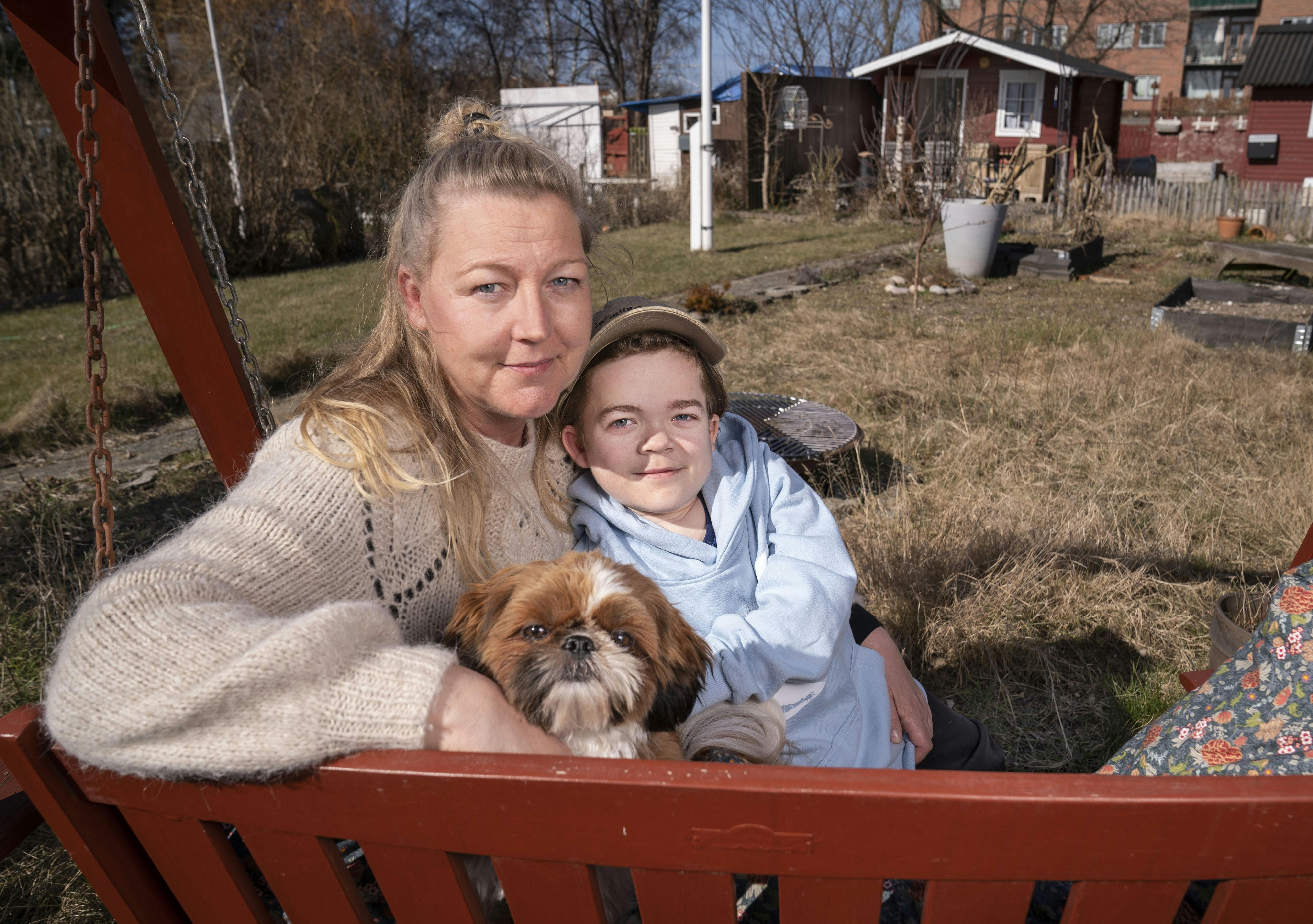 Hjalte sammen med sin mor, Heidi Rytkov. 