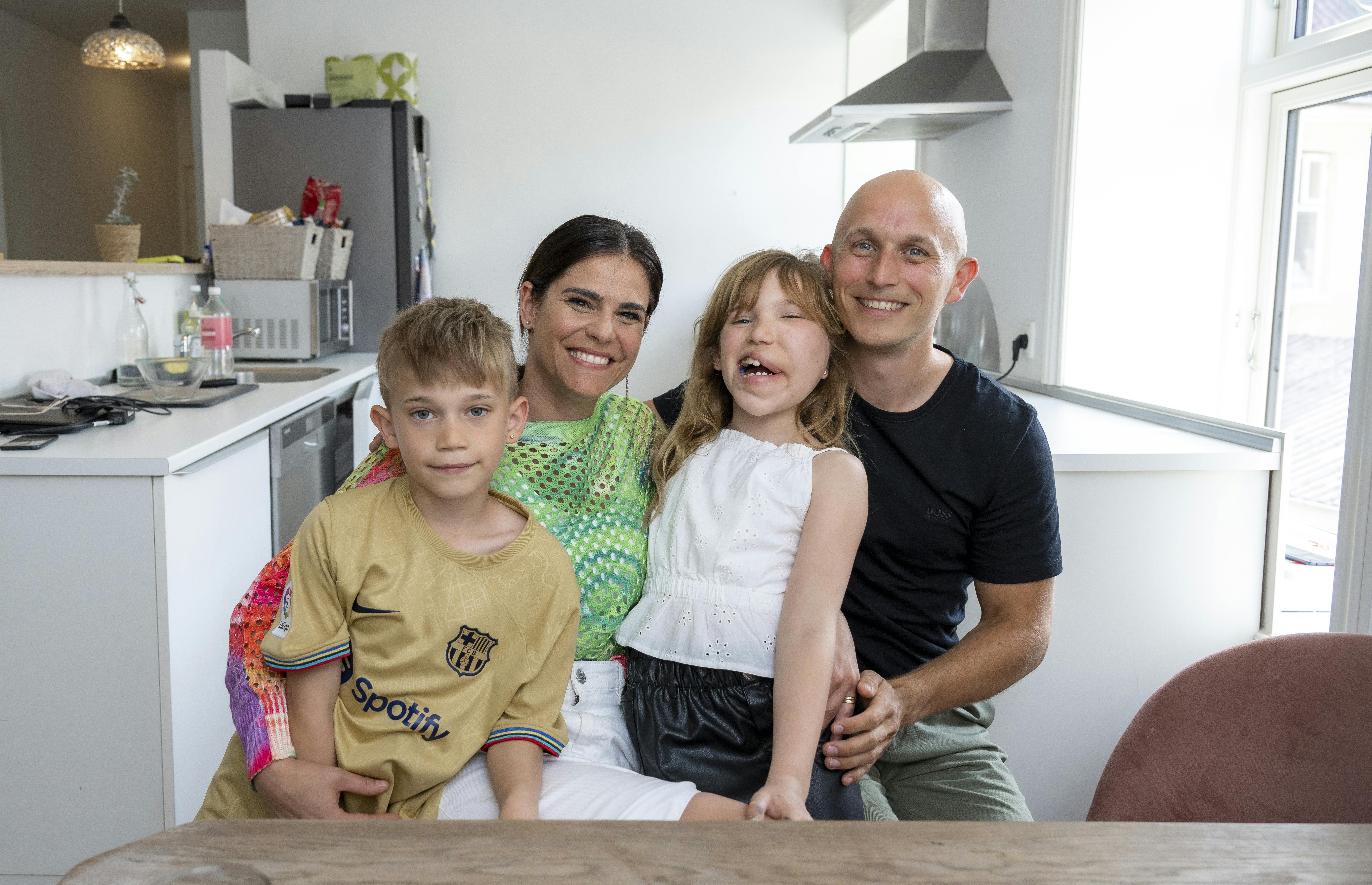 Mille ses her sammen med sine forældre, Nadia og Thomas, samt lillebror Felix i familiens lejlighed i Kalundborg, der dog ikke er hjem længe endnu.&nbsp;
