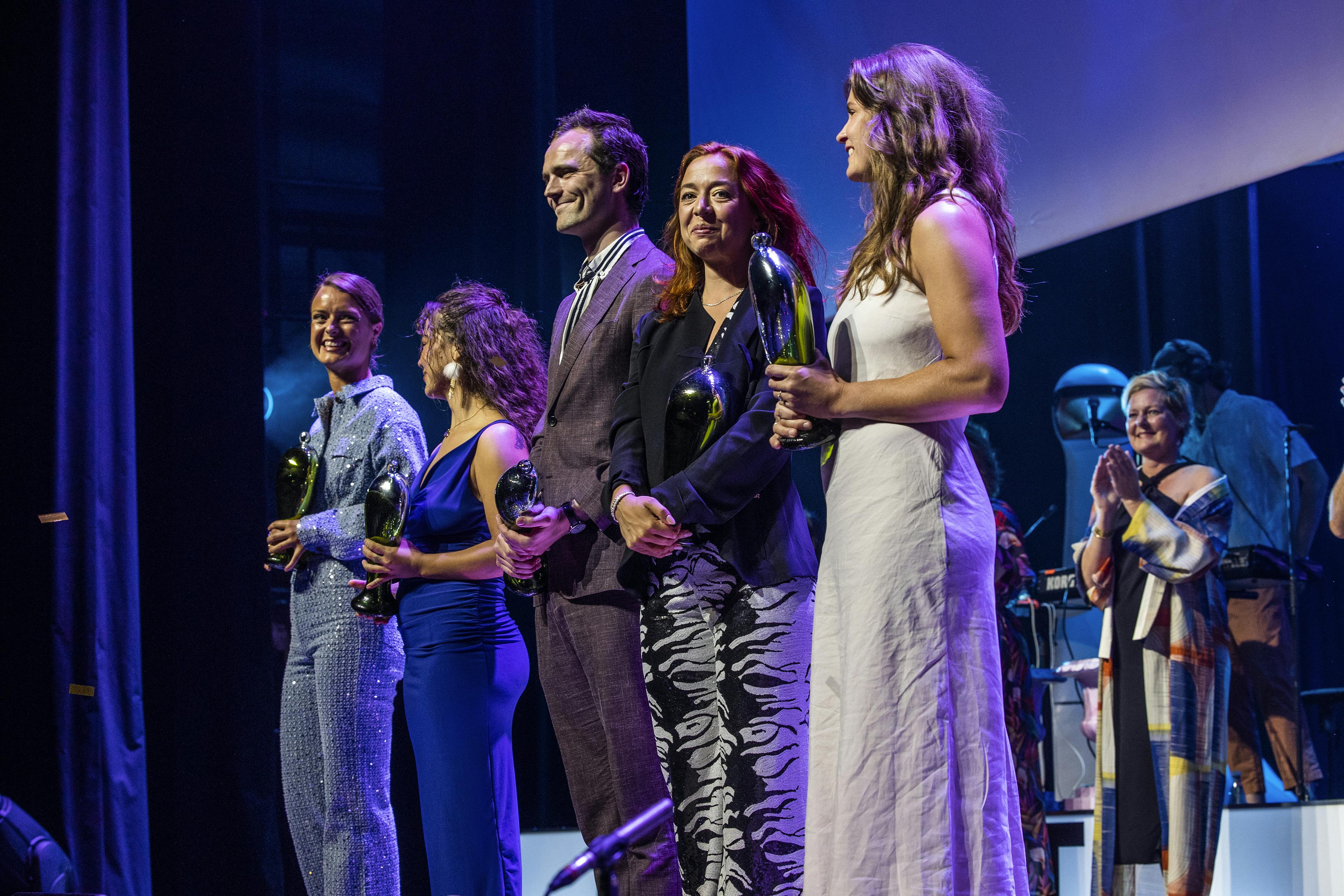 Her modtager William Halken sin pris på scenen under Årets Reumert 2023. 