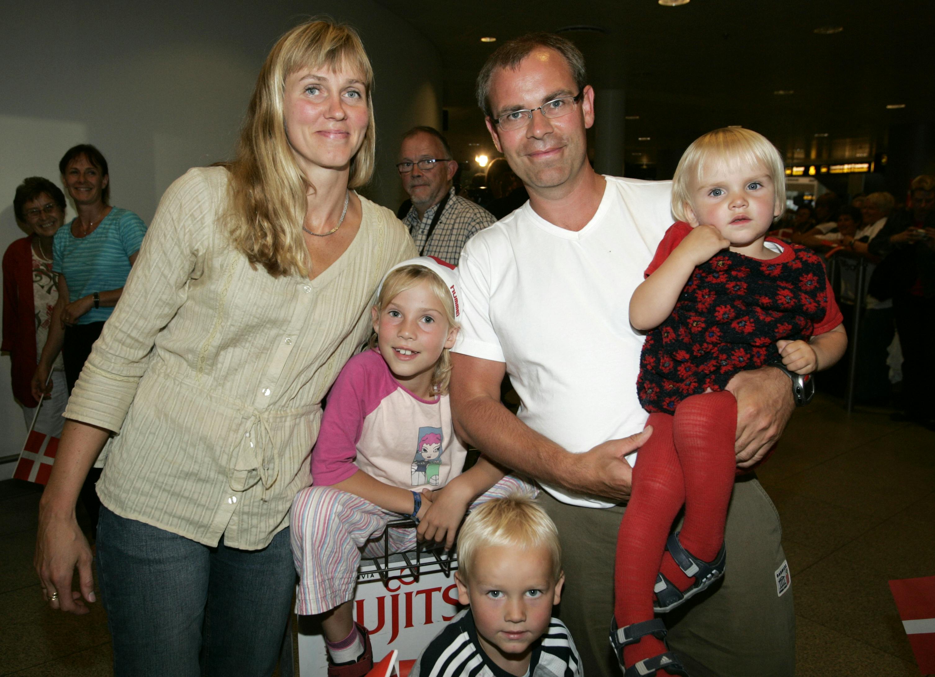 En helt ung Simon Pytlick (nederst) fotograferet med sin søstre, Camilla og Josephine, samt mor Berit Bogetoft og far Jan Pytlick i 2004. 