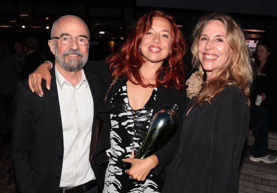 Carla Eleonora Feigenberg omgivet af sine forældre, Emmet Feigenberg og Ann Eleonora Jørgensen. 