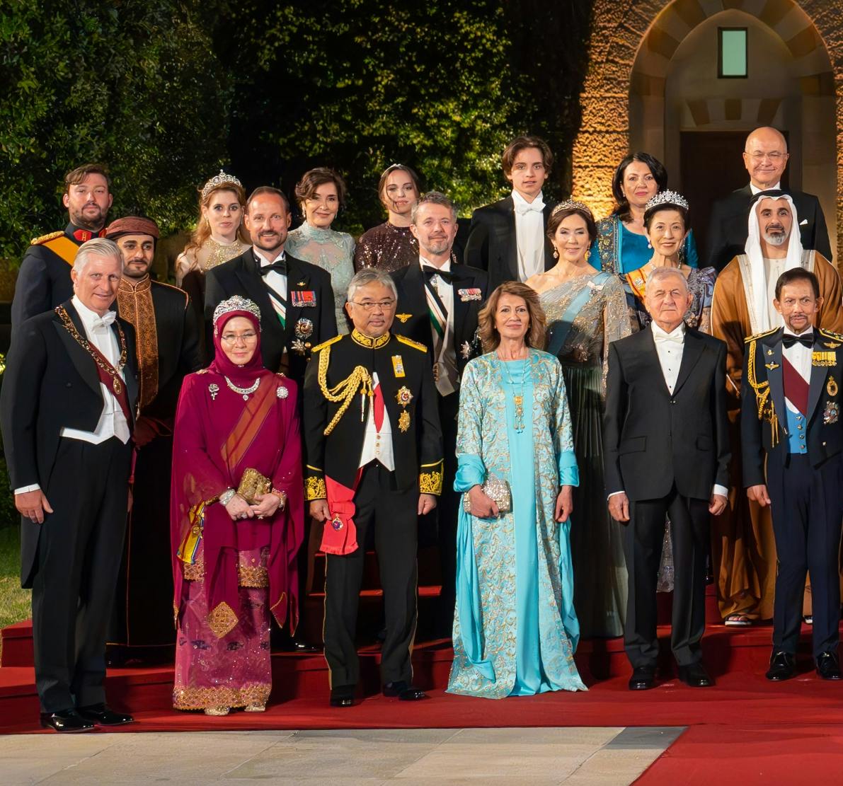 Fra venstre:
1. række: Kong Philippe (Belgien), dronning Azizah (Malaysia), kong Abdullah (Malaysia), Shanaz Ibrahim Ahmed (Iraks førstedame), Abdul Latif Rashid (Iraks præsident), Sultan Hassanal Bolkiah (Brunei)
2. række: Kronprins Theyazin b