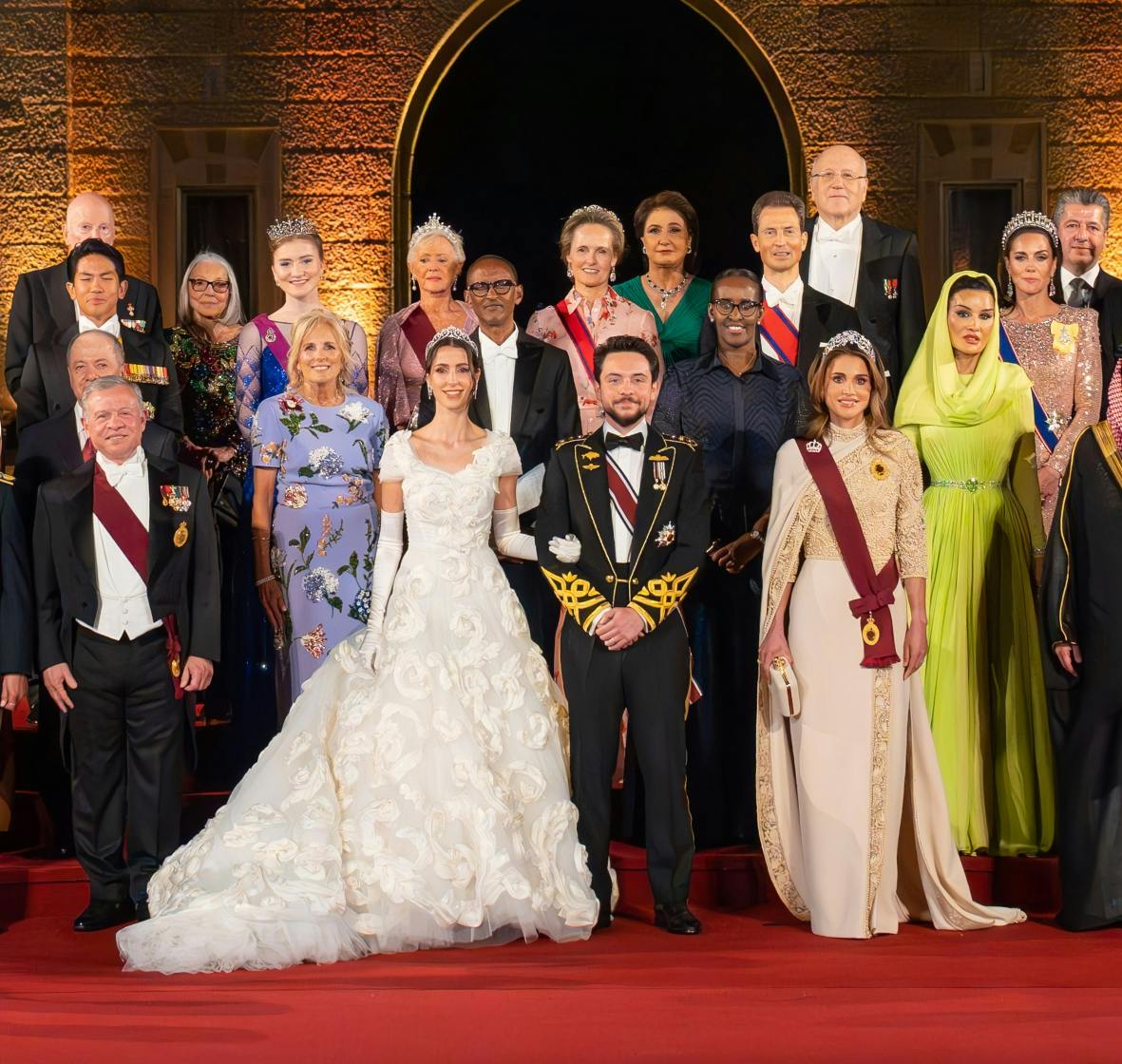 Fra venstre:
1. række: Kong Abdullah (Jordan), kronprinsesse Rajwa (Jordan), kronprins Hussein (Jordan), dronning Rania (Jordan)
2. række: Masoud Barzani (tidligere præsident i Irakisk Kurdistan), Jill Biden (USA’s førstedame), Paul Kagame (Rwa