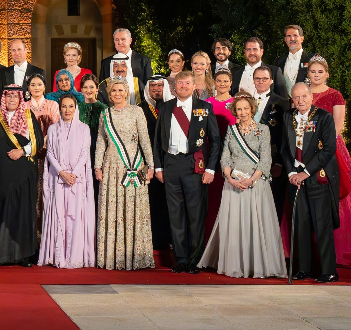 Fra venstre:
1 række: Khaled bin Musaed bin Saif bin Abdulaziz Al Saif (kronprinsesse Rajwas far), Azza bint Nayef bin Abdulaziz bin Ahmed Al Sudairi (kronprinsesse Rajwas mor), dronning Maxima (Holland), kong Willem-Alexander (Holland), dronning