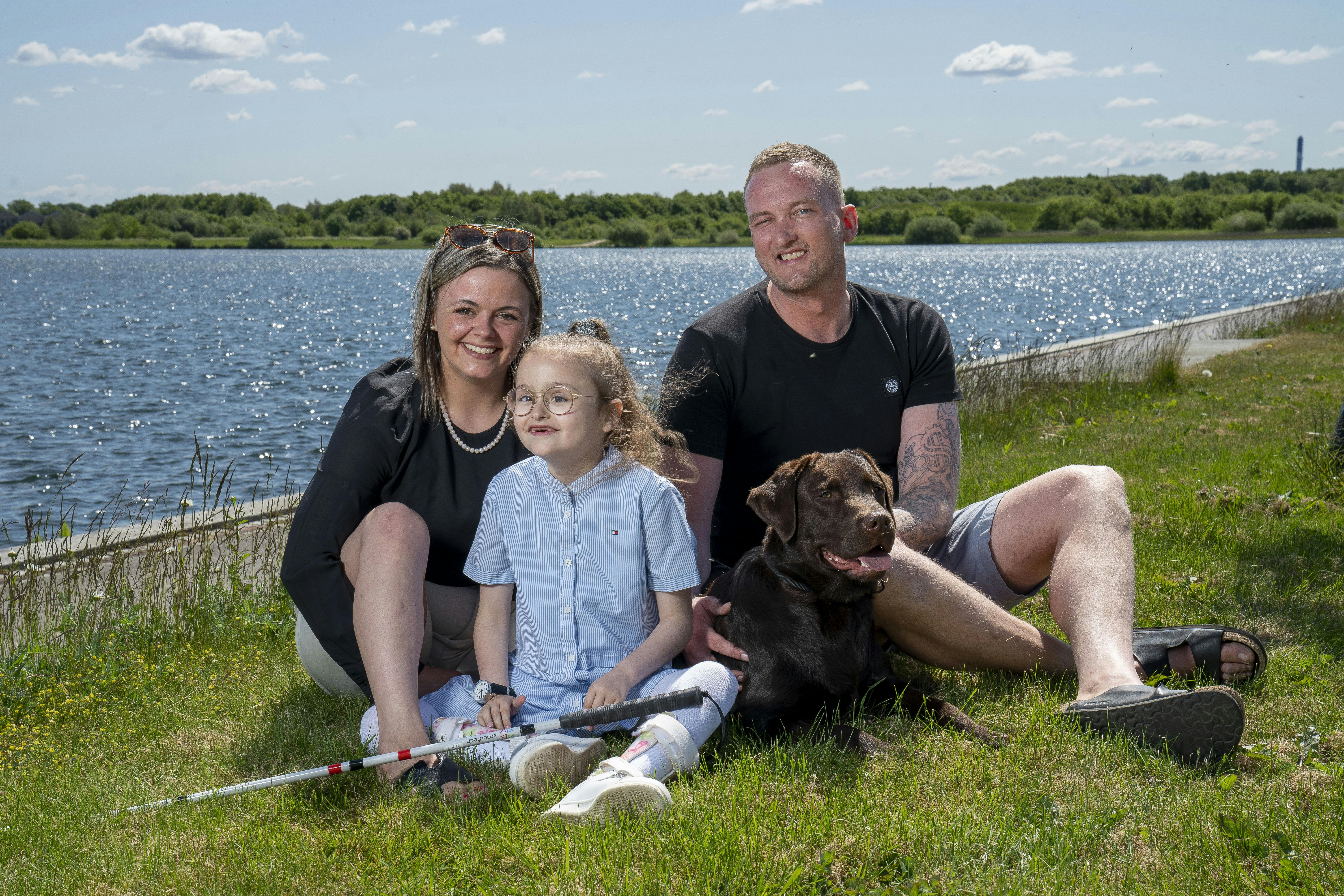 Isabella fra "De sjældne danskere" sammen med sine forældre, Rikke og Thomas, samt familiens hund, Sigurd. 