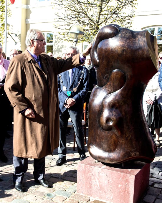 Prins Henrik ved skulpturen "Miss Ringkøbing" i Ringkøbing i 2017.
