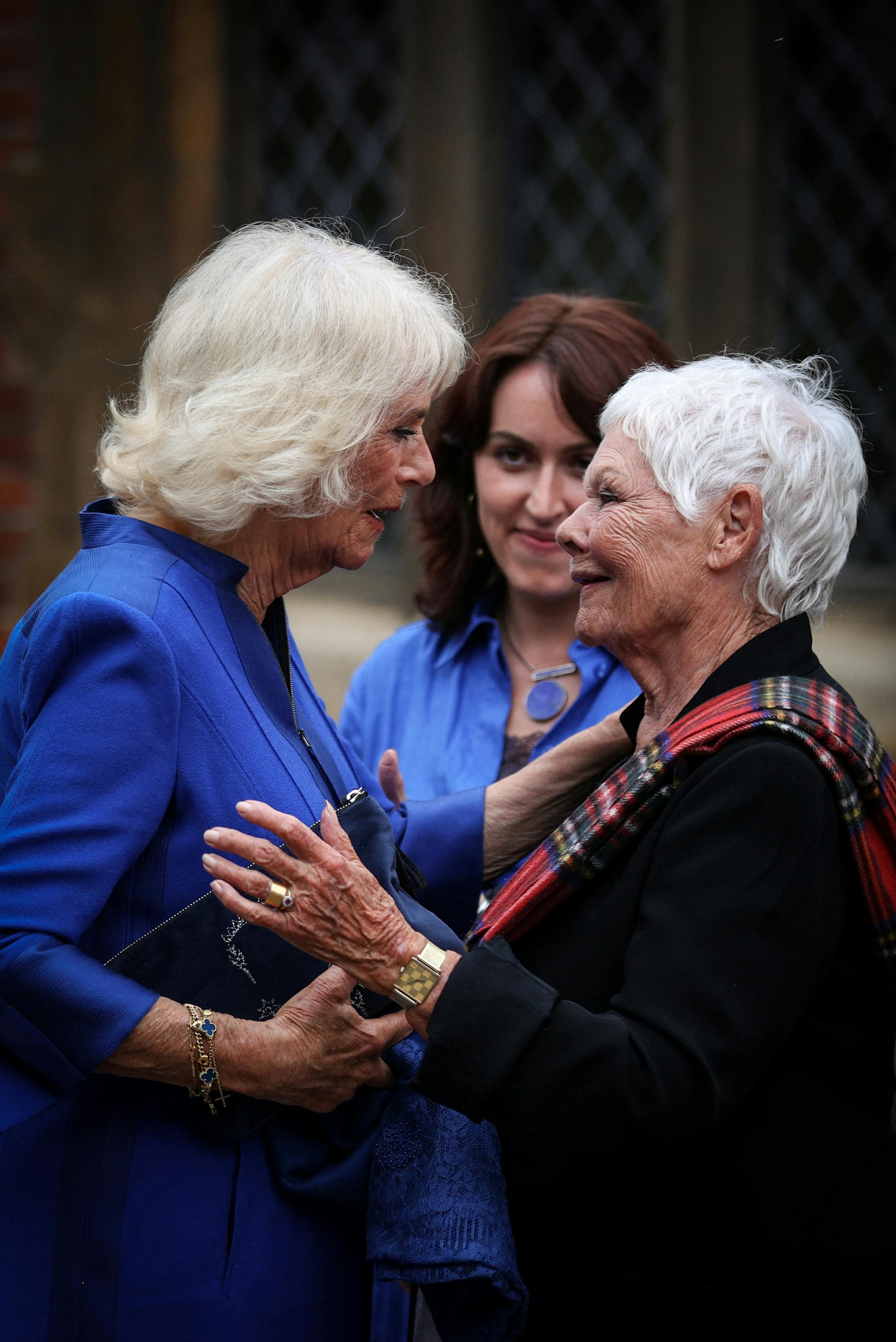 Dronning Camilla hilste på skuespilleren Judi Dench.&nbsp;
