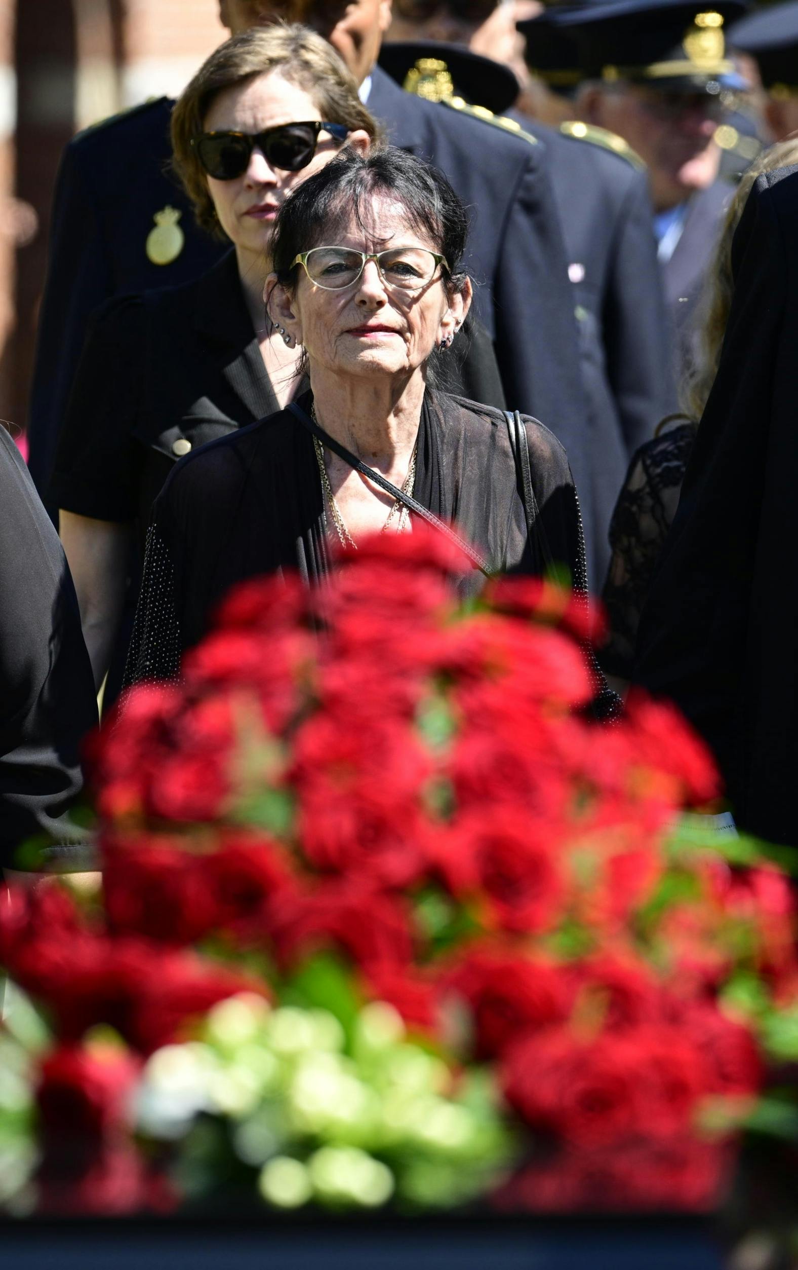 June Belli ved sin mands kiste.