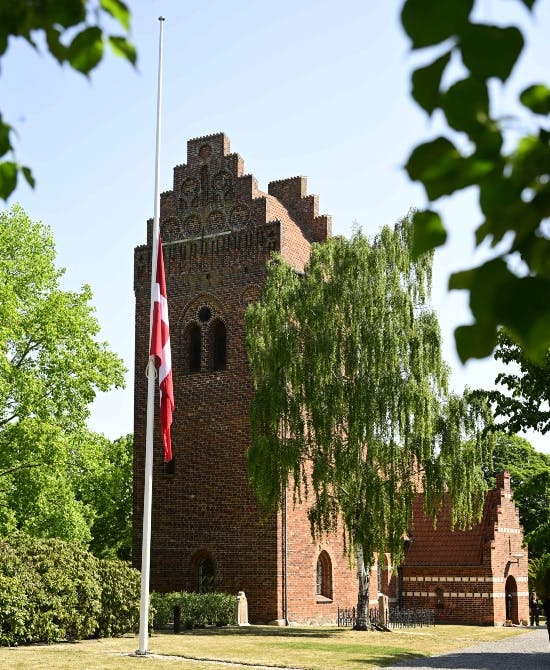 Brøndbyvester Kirke med flaget på halv.