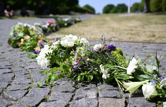 Smukke buketter ved Peter Bellis begravelse.