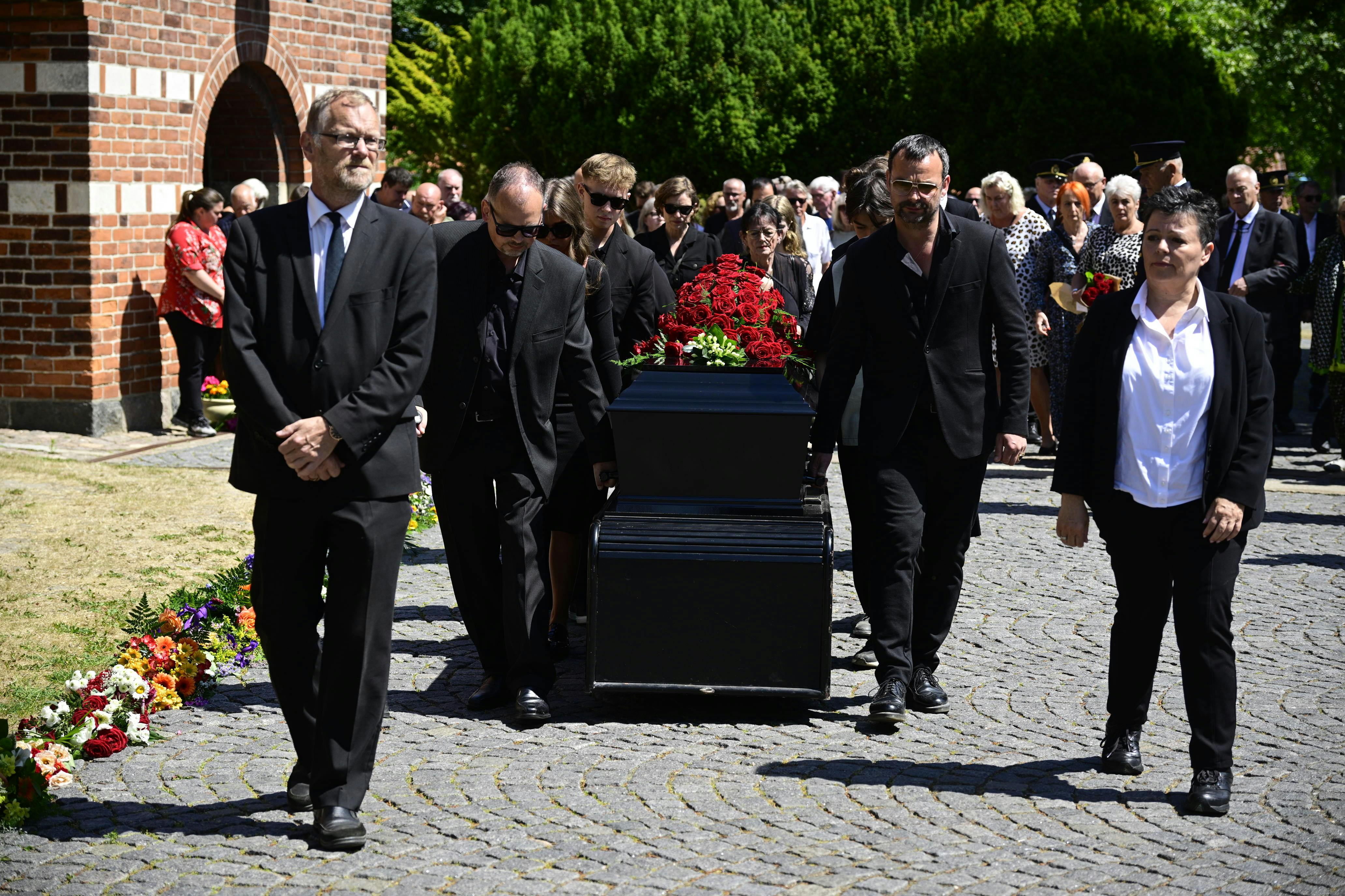 Sønnerne og fire børnebørn bærer Peter Bellis kiste