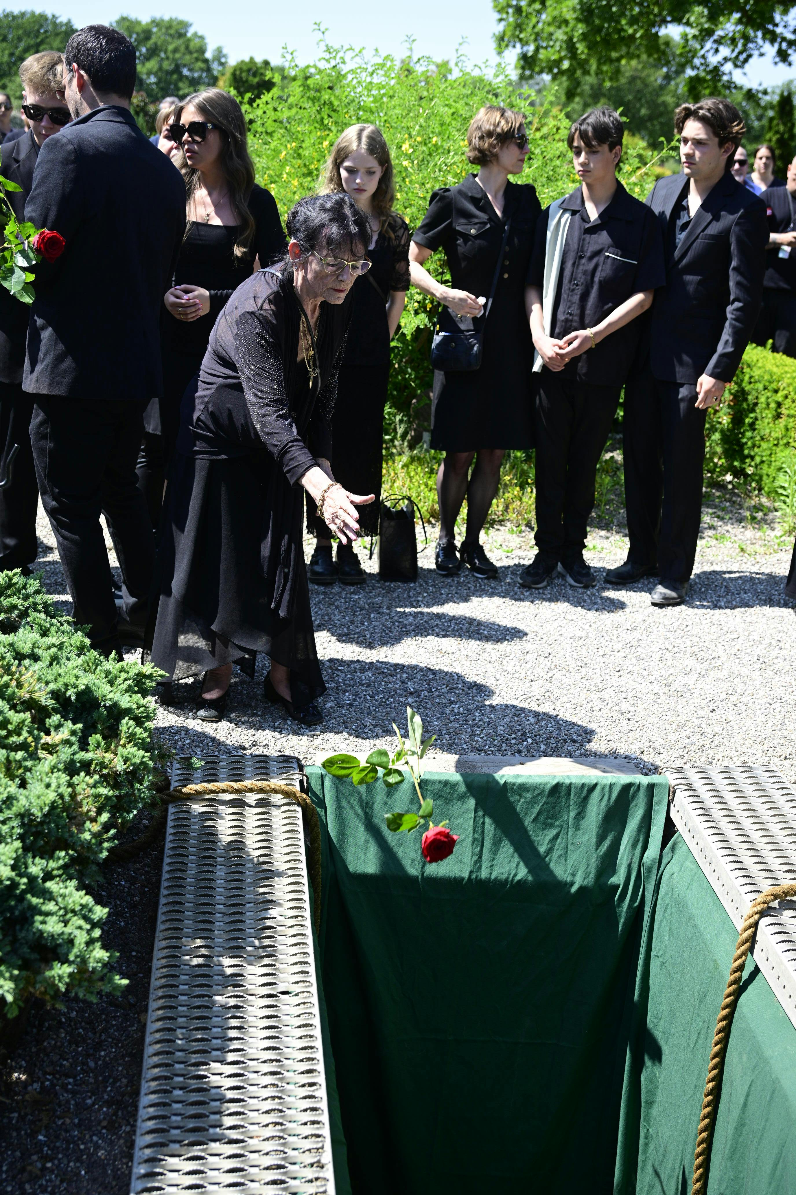 June Belli ved gravstedet. 